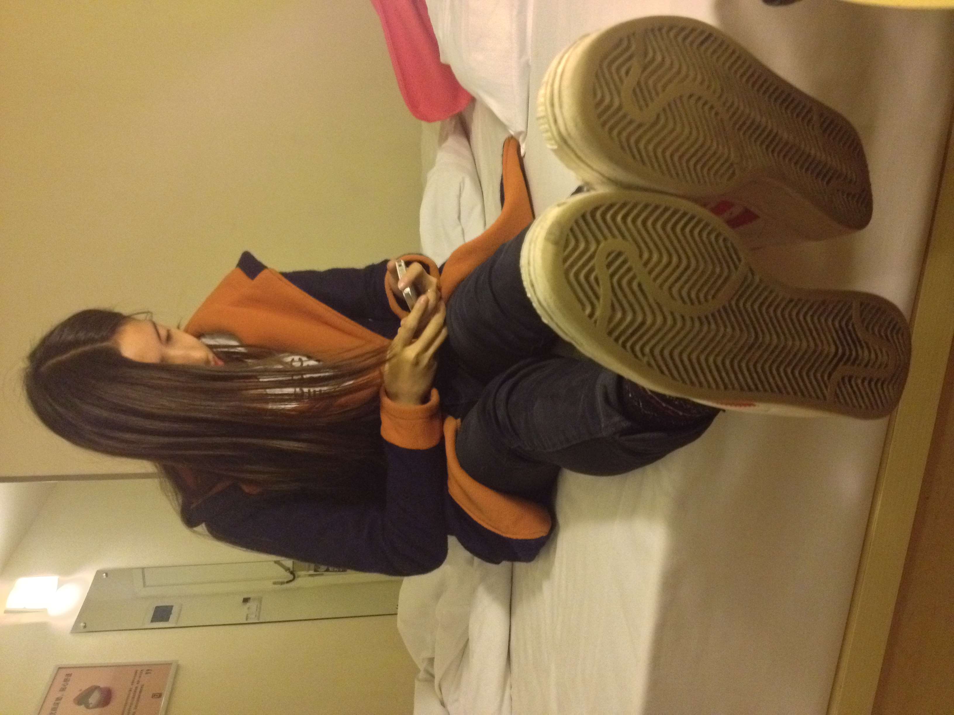 《旅馆yue拍赤足穿板鞋》作品图