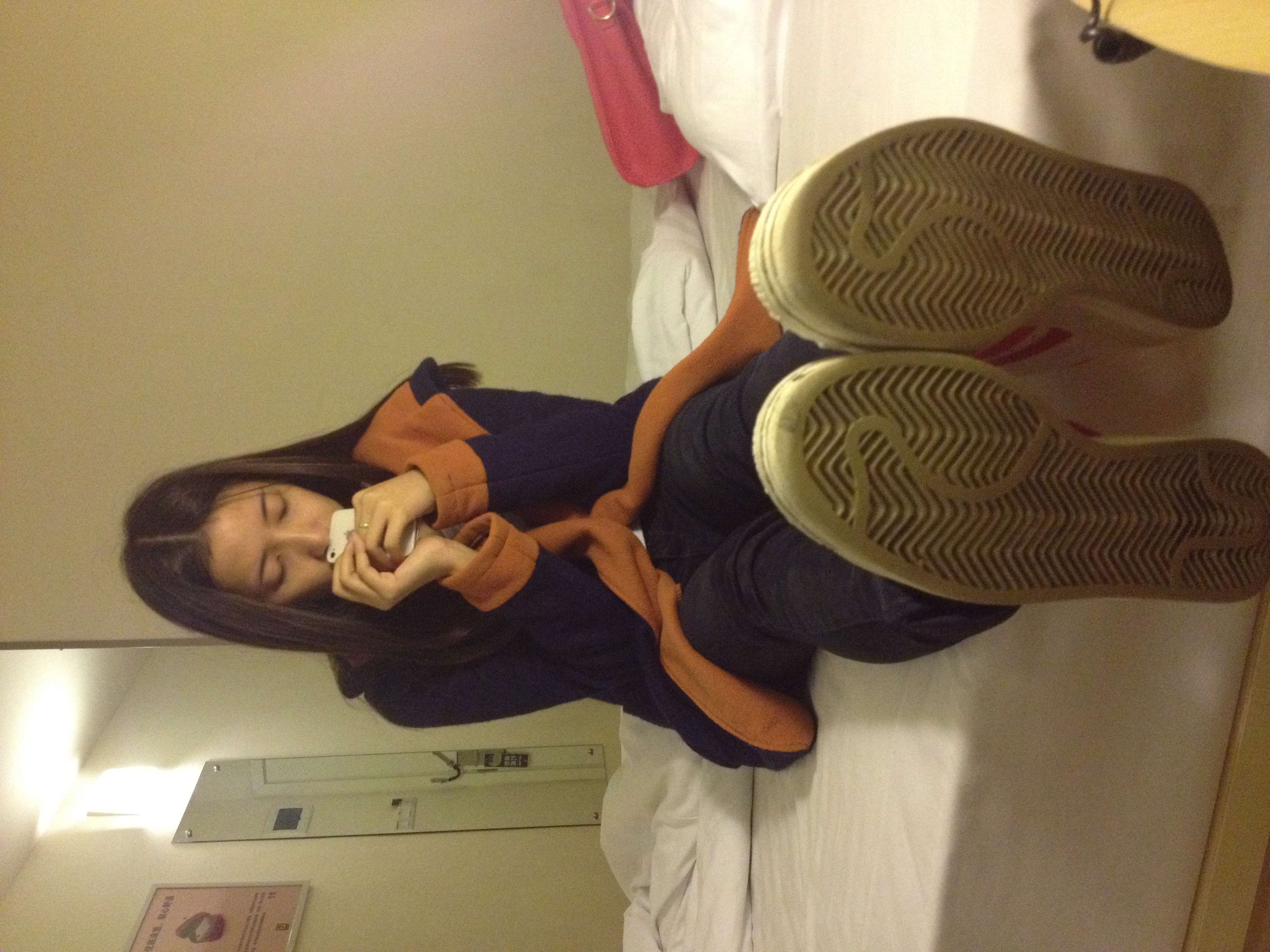 《旅馆yue拍赤足穿板鞋》作品图