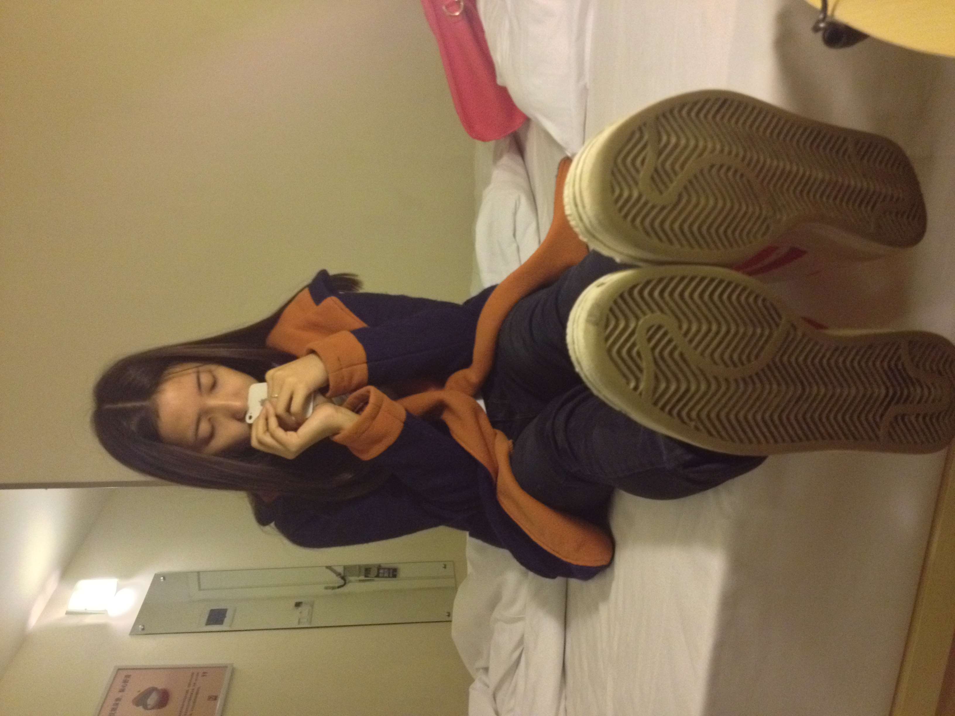 《旅馆yue拍赤足穿板鞋》作品图