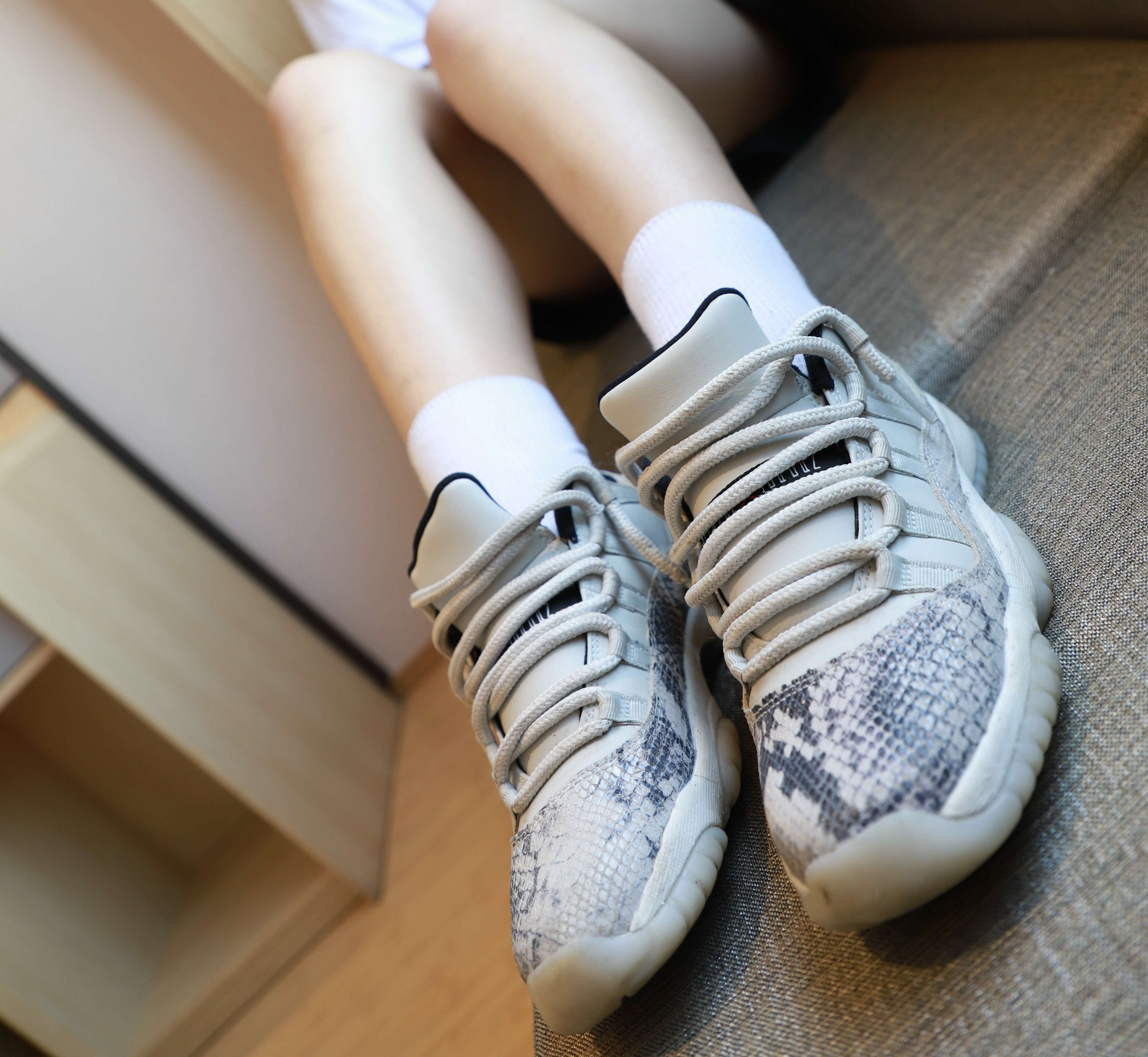 《运动鞋の棉袜少女》作品图