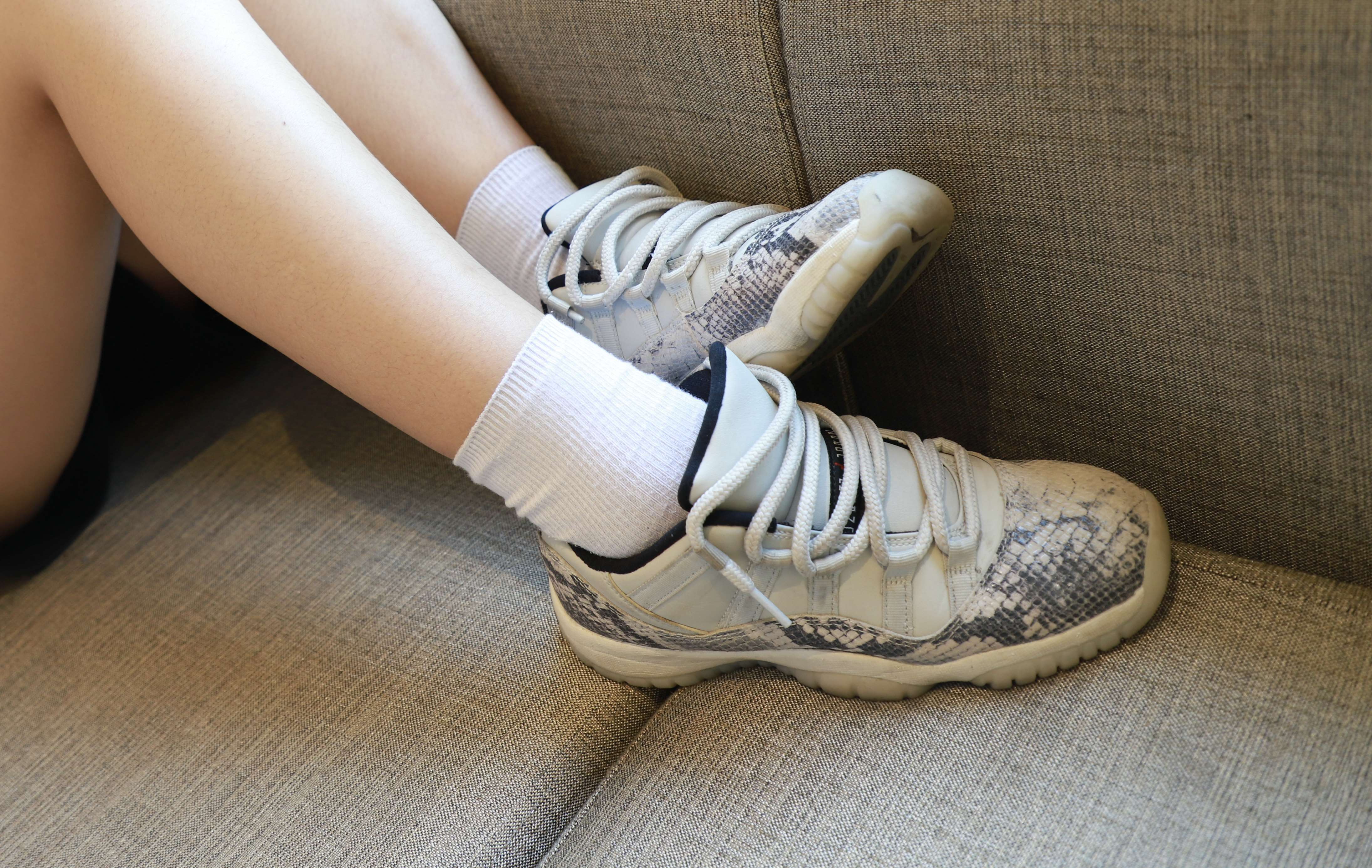 《运动鞋の棉袜少女》作品图