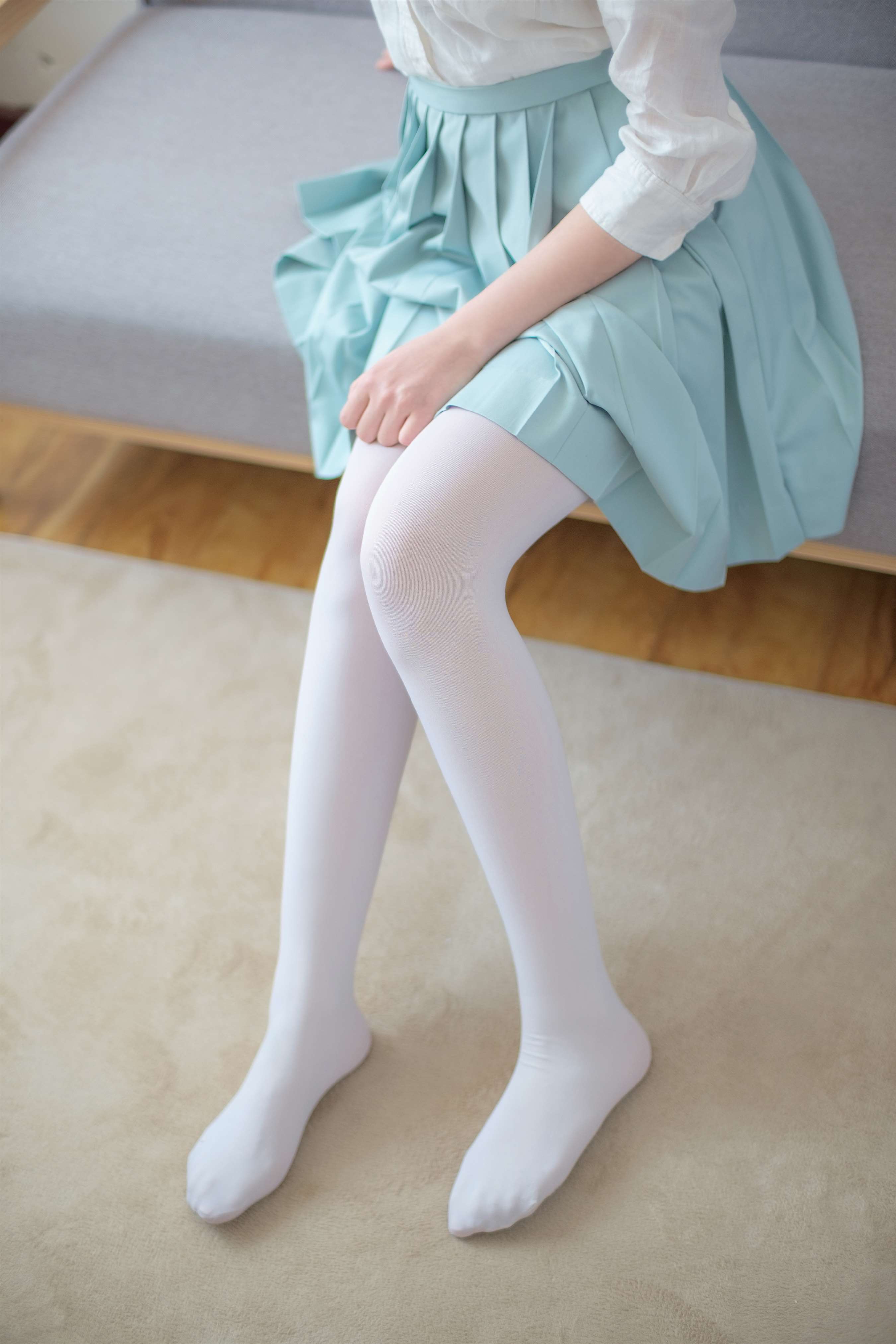 《纯色长裙の白丝脚》作品图