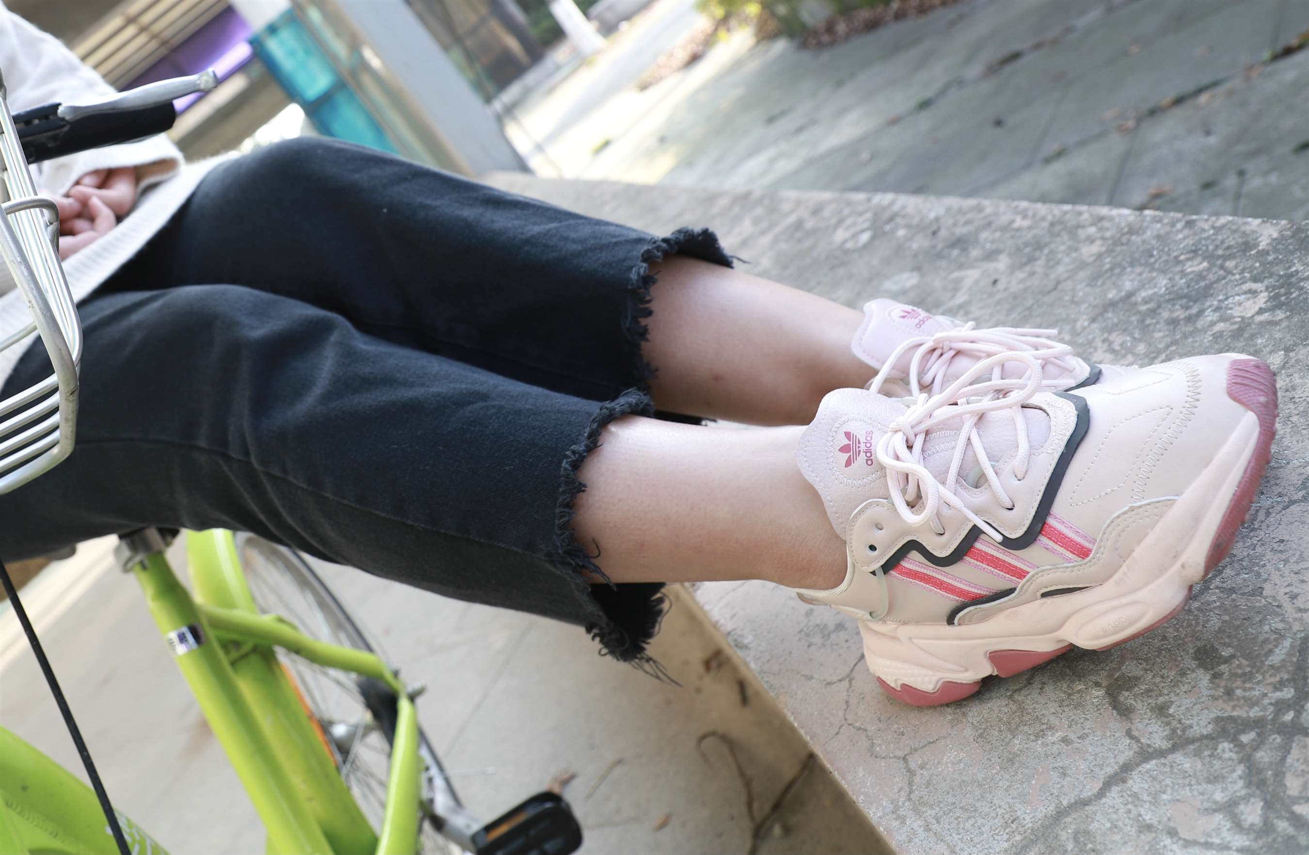 《共享单车上的船袜脚》作品图