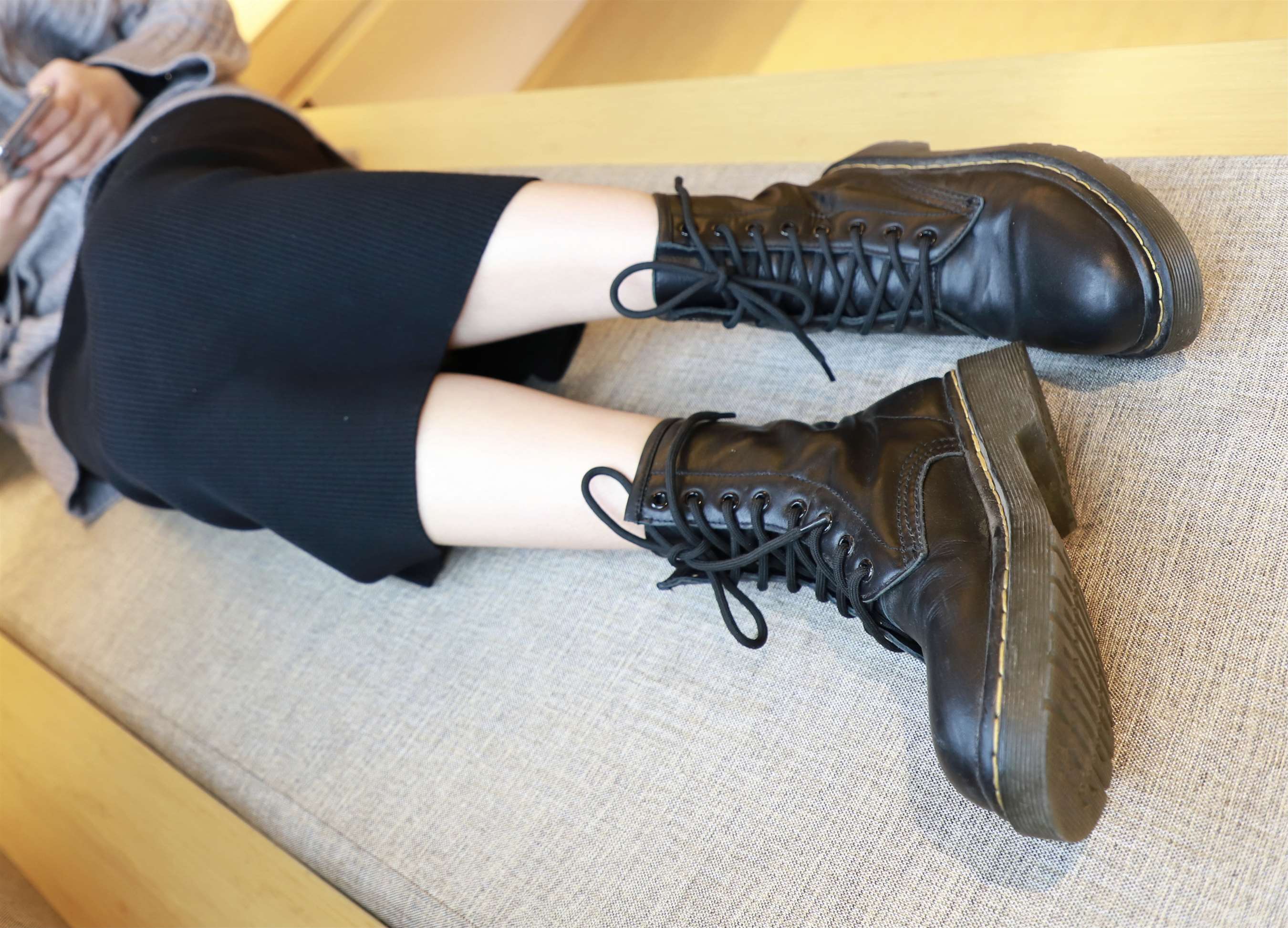 《短靴の黑棉袜脚》作品图