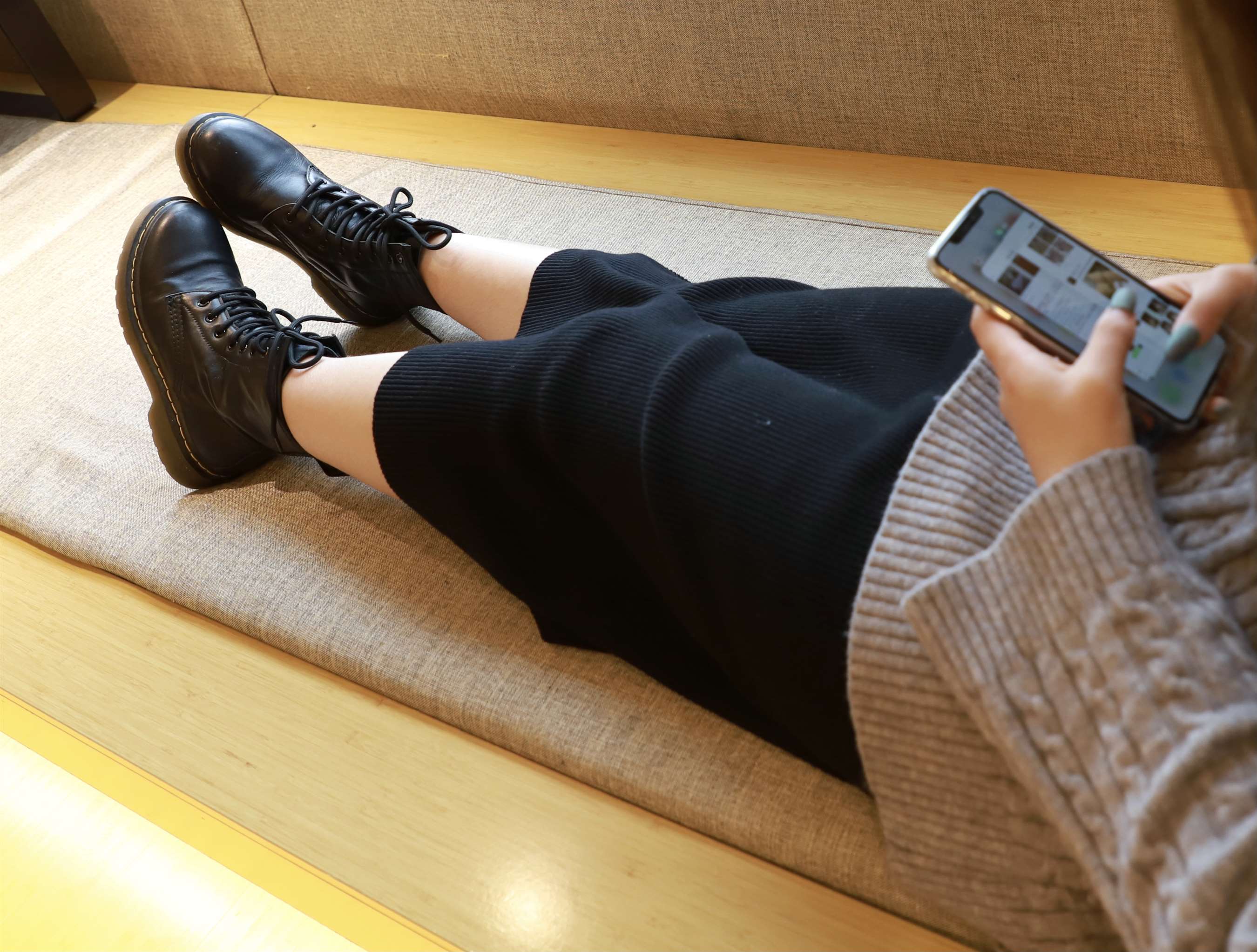 《短靴の黑棉袜脚》作品图