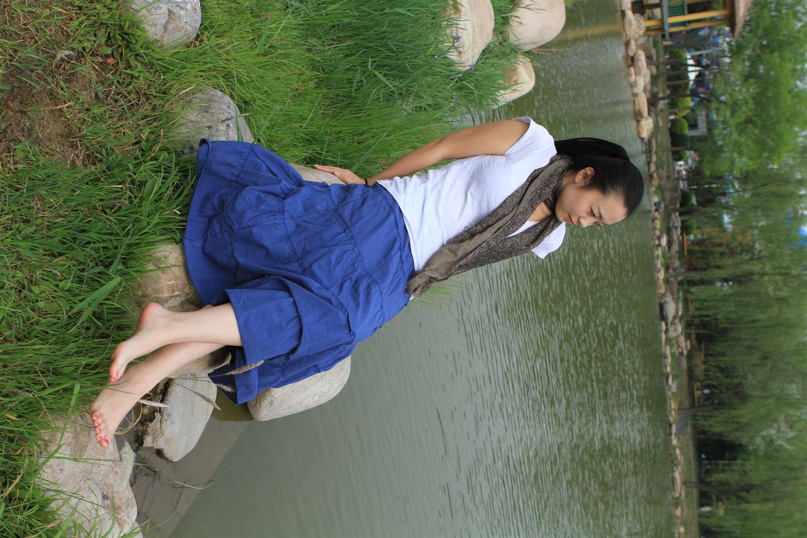 《公园蓝裙少女裸足脚丫》作品图