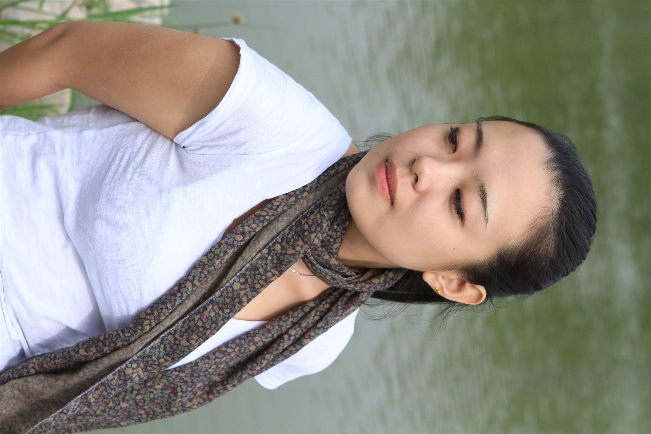 《公园蓝裙少女裸足脚丫》作品图