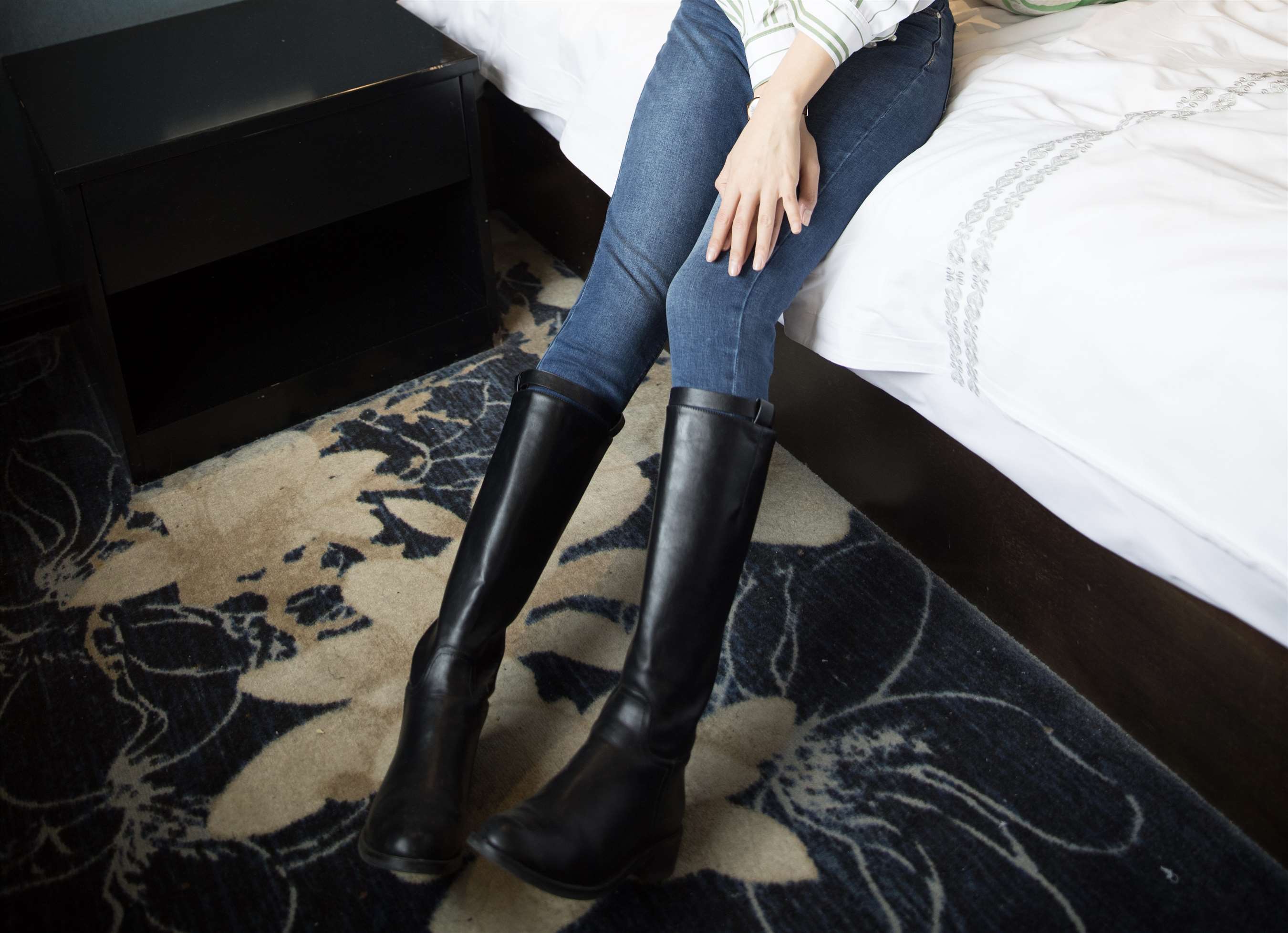 《清纯少女牛仔の棉袜脚【附带视频1个】》作品图