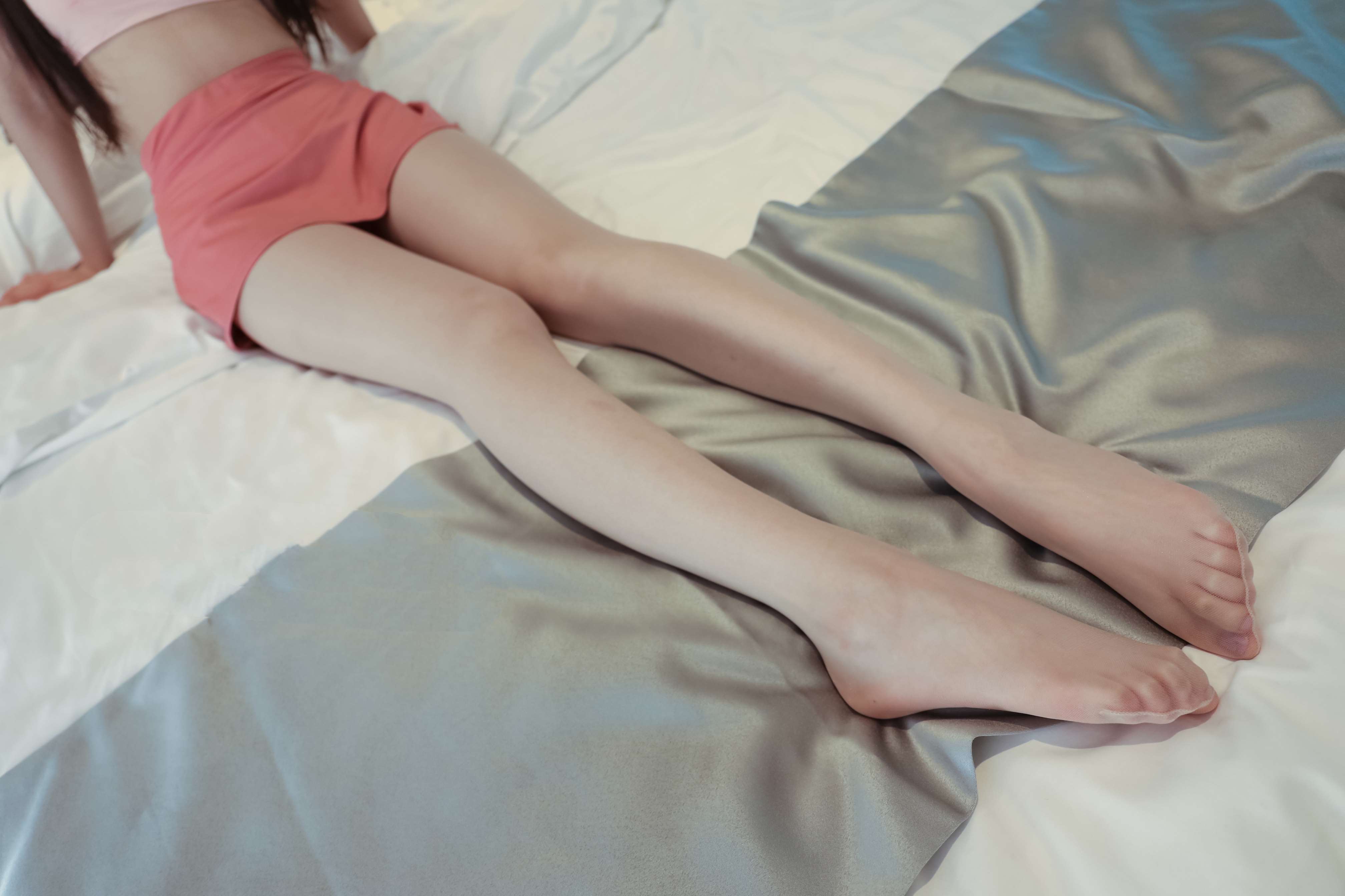 《嫩足上的液体【附带视频1个】》作品图