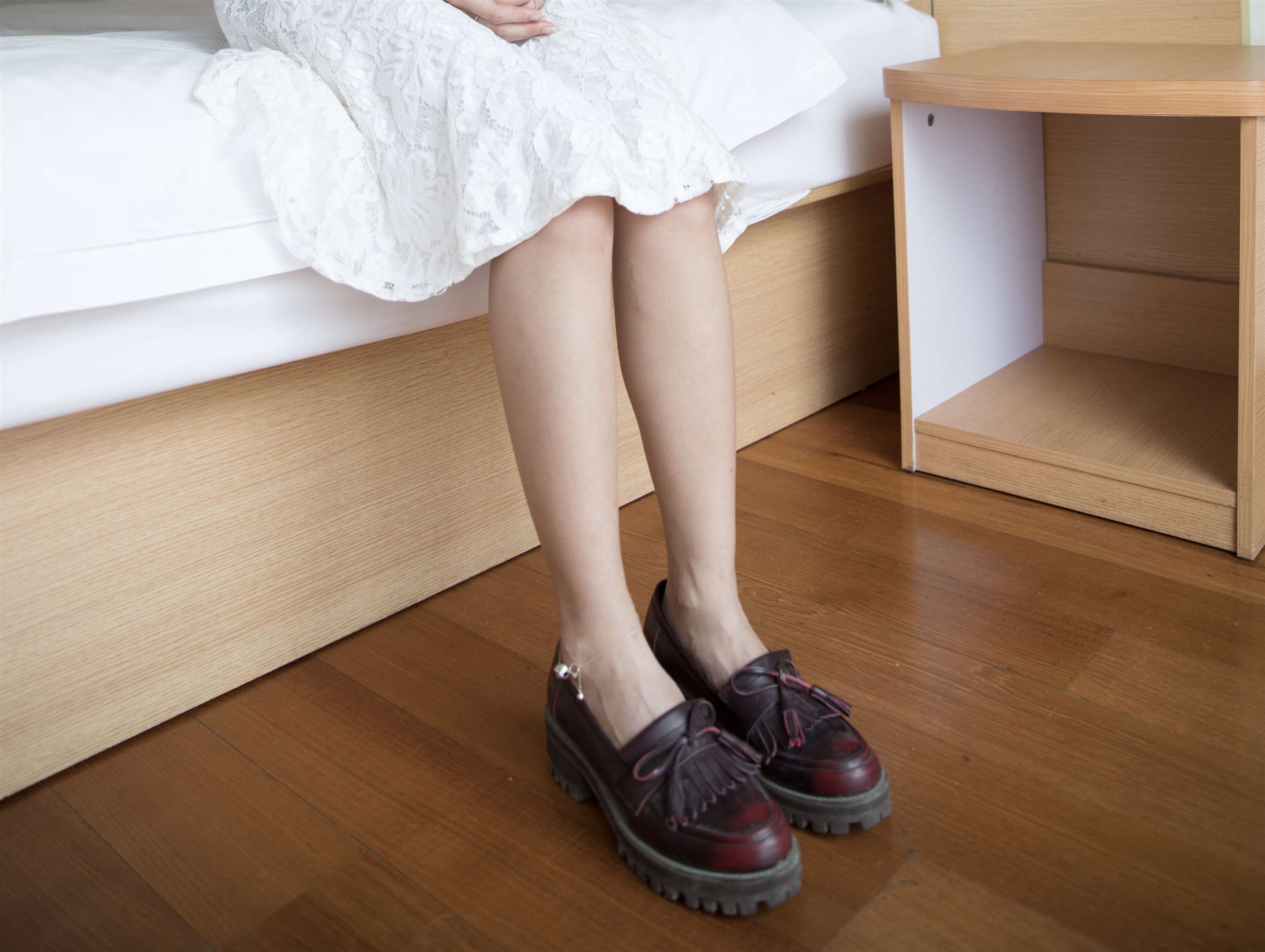 《白色吊带裙の棉袜脚【套图+视频】》作品图