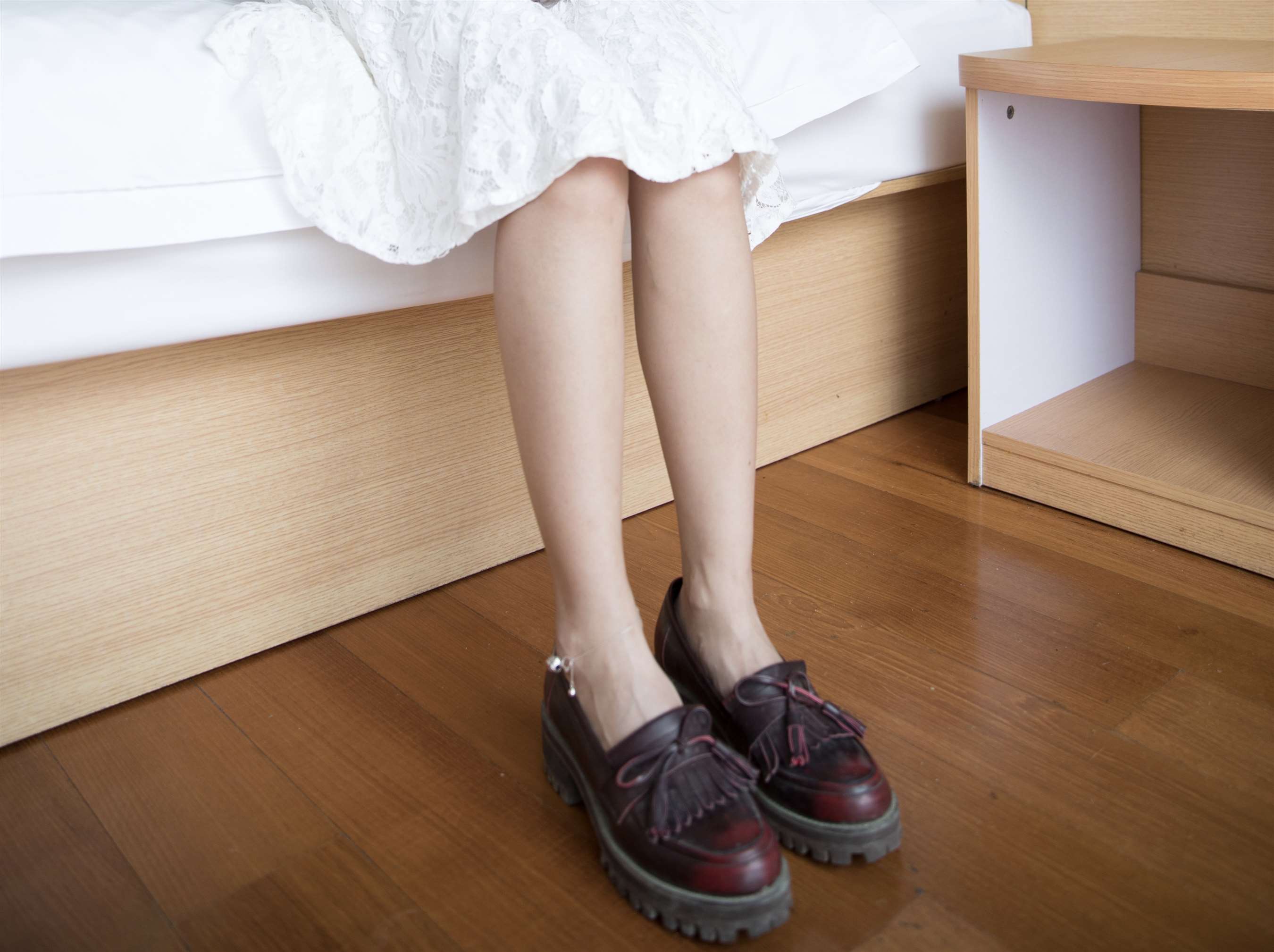 《白色吊带裙の棉袜脚【套图+视频】》作品图