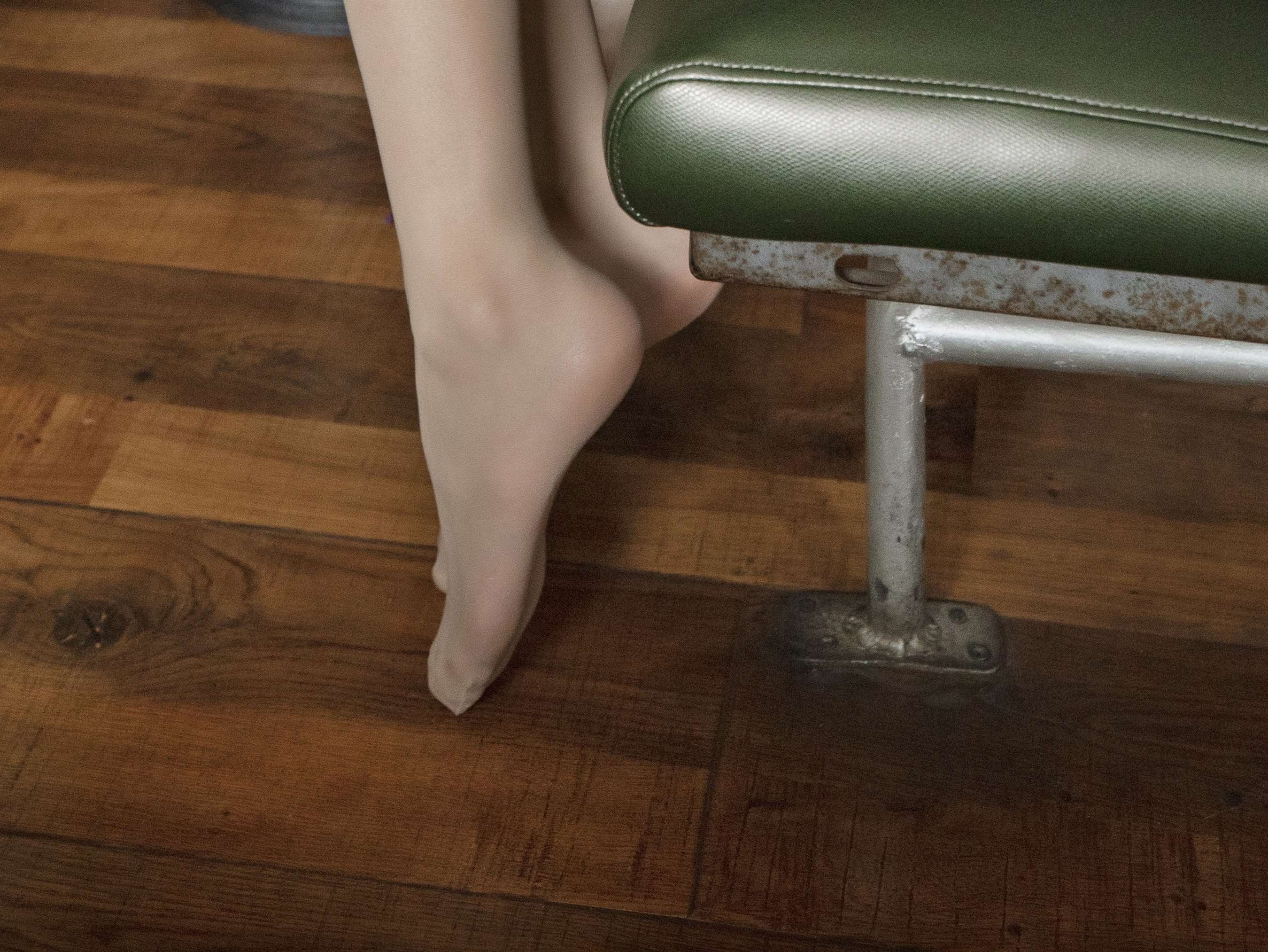 《吊带裙の丝足【套图+视频】》作品图