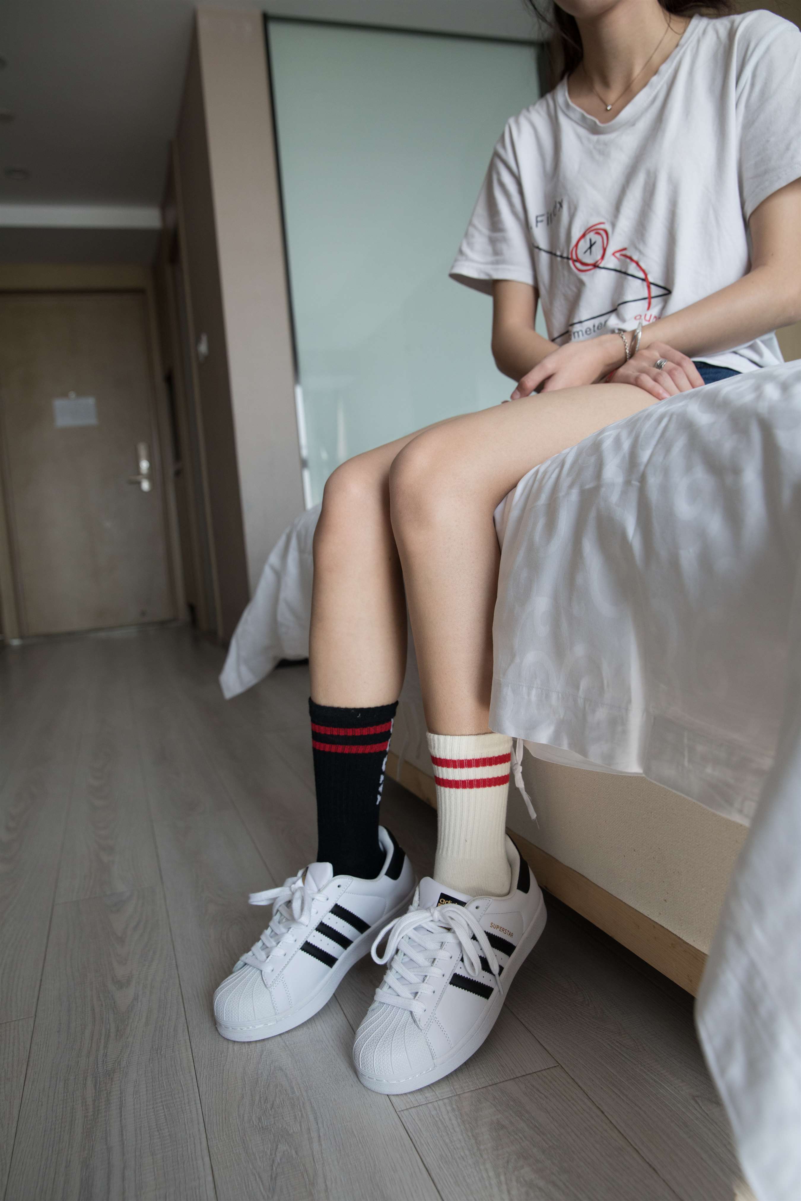 《热裤五指袜脚丫【套图+视频2个】》作品图