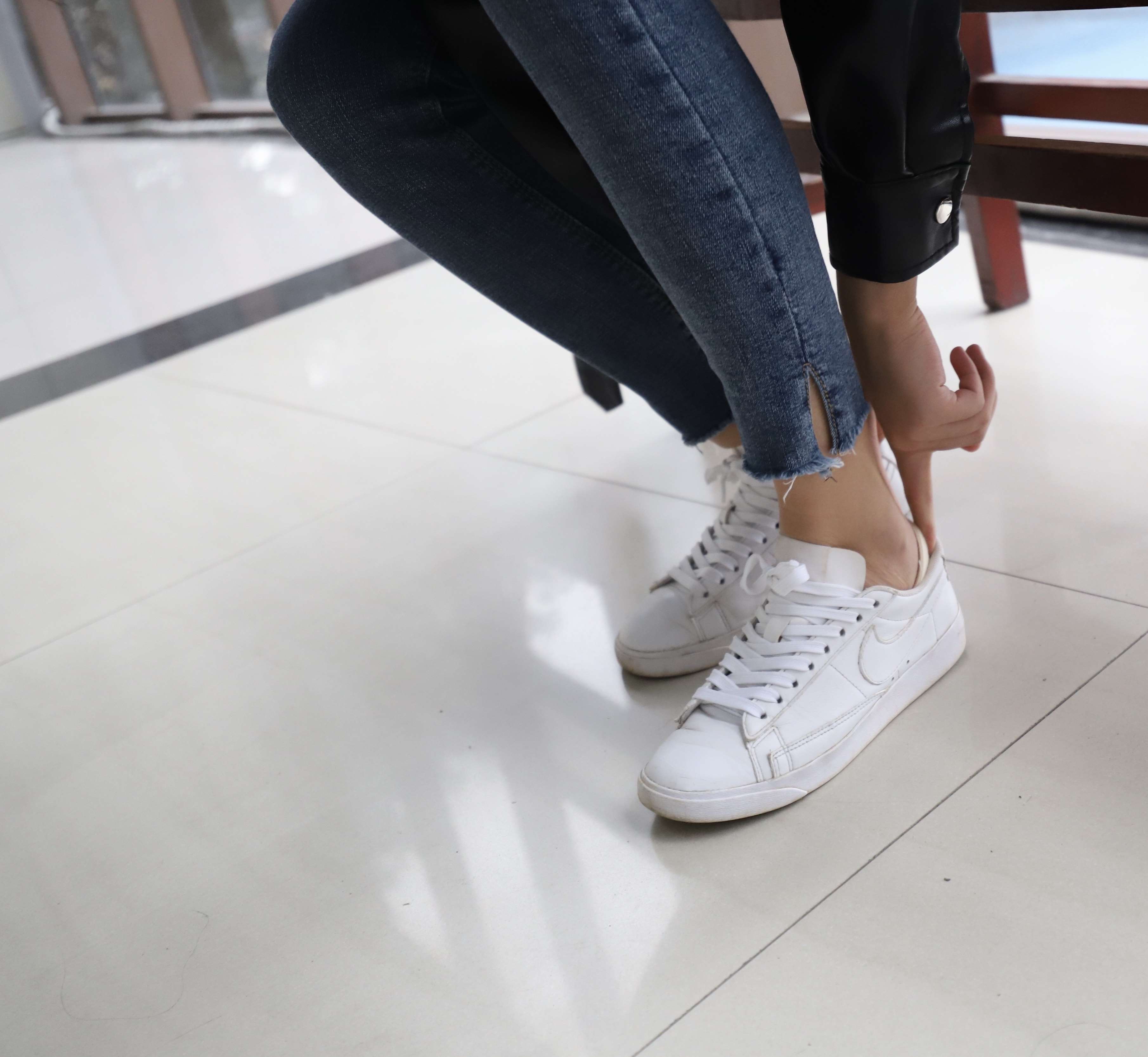 《皮衣牛仔の板鞋船袜脚丫》作品图