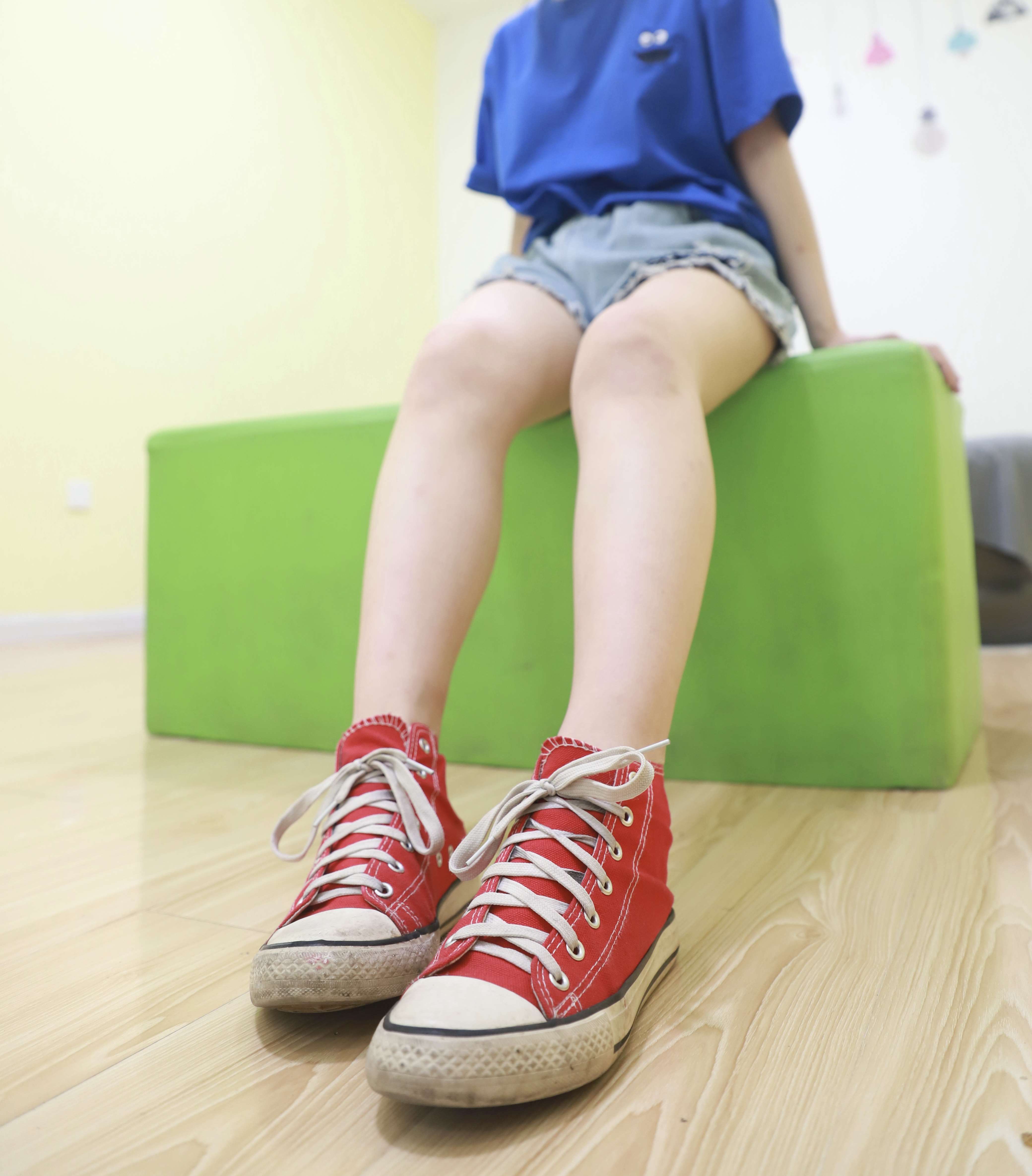 《热裤の红色帆布鞋棉袜脚【套图+视频1个】》作品图