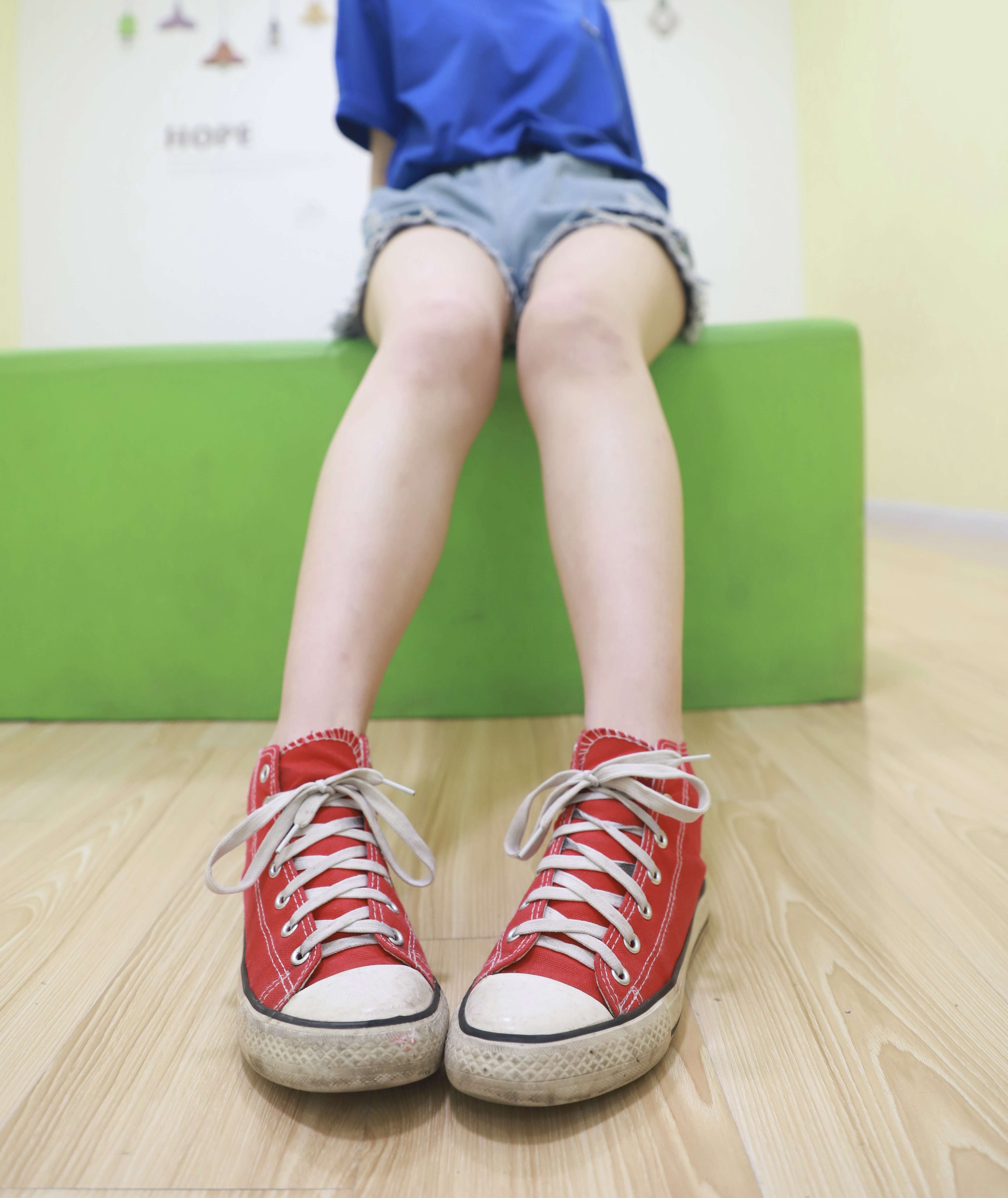 《热裤の红色帆布鞋棉袜脚【套图+视频1个】》作品图