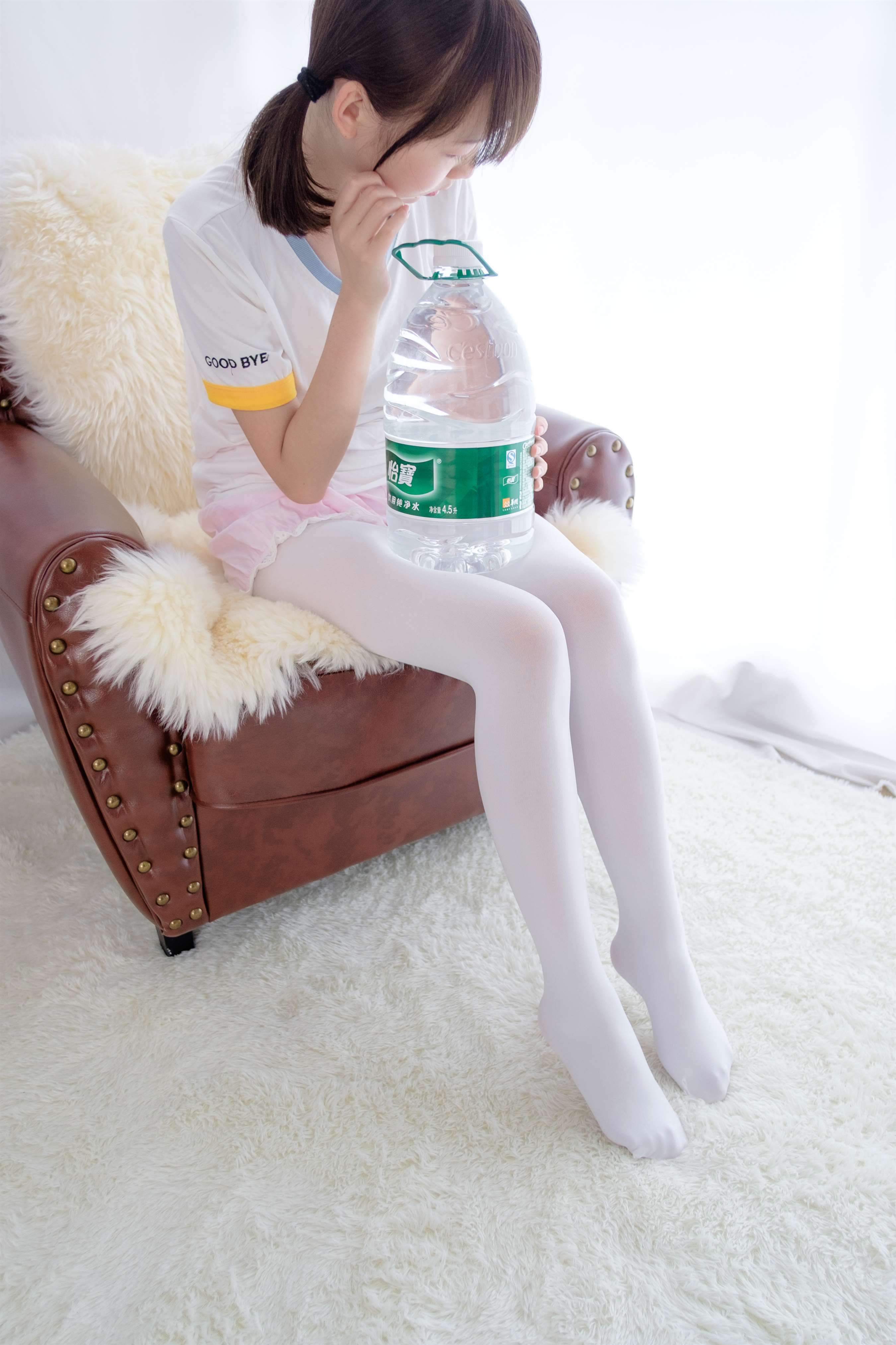 《白丝把玩矿泉水》作品图