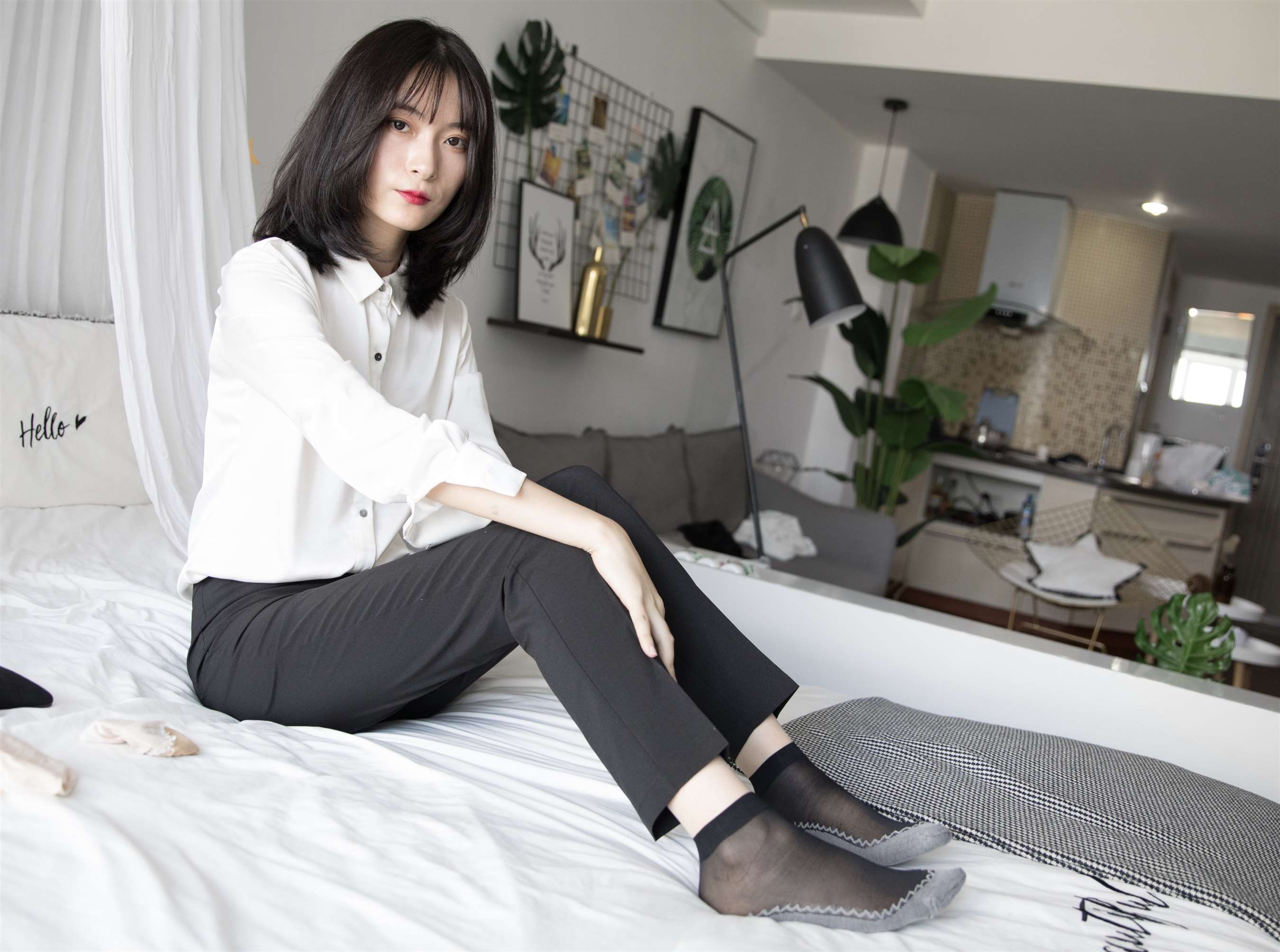 《职业装少女换袜》作品图