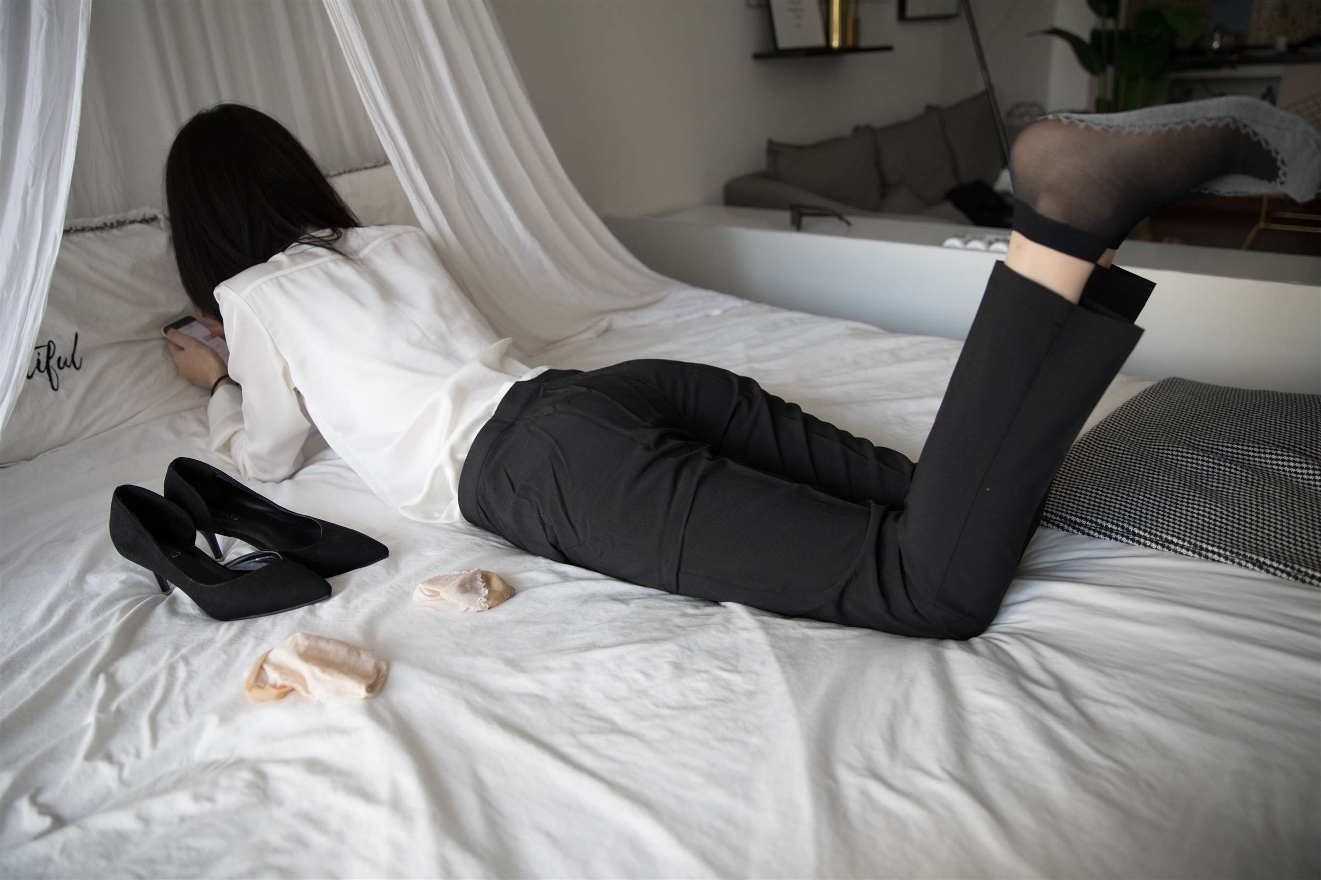 《职业装少女换袜》作品图