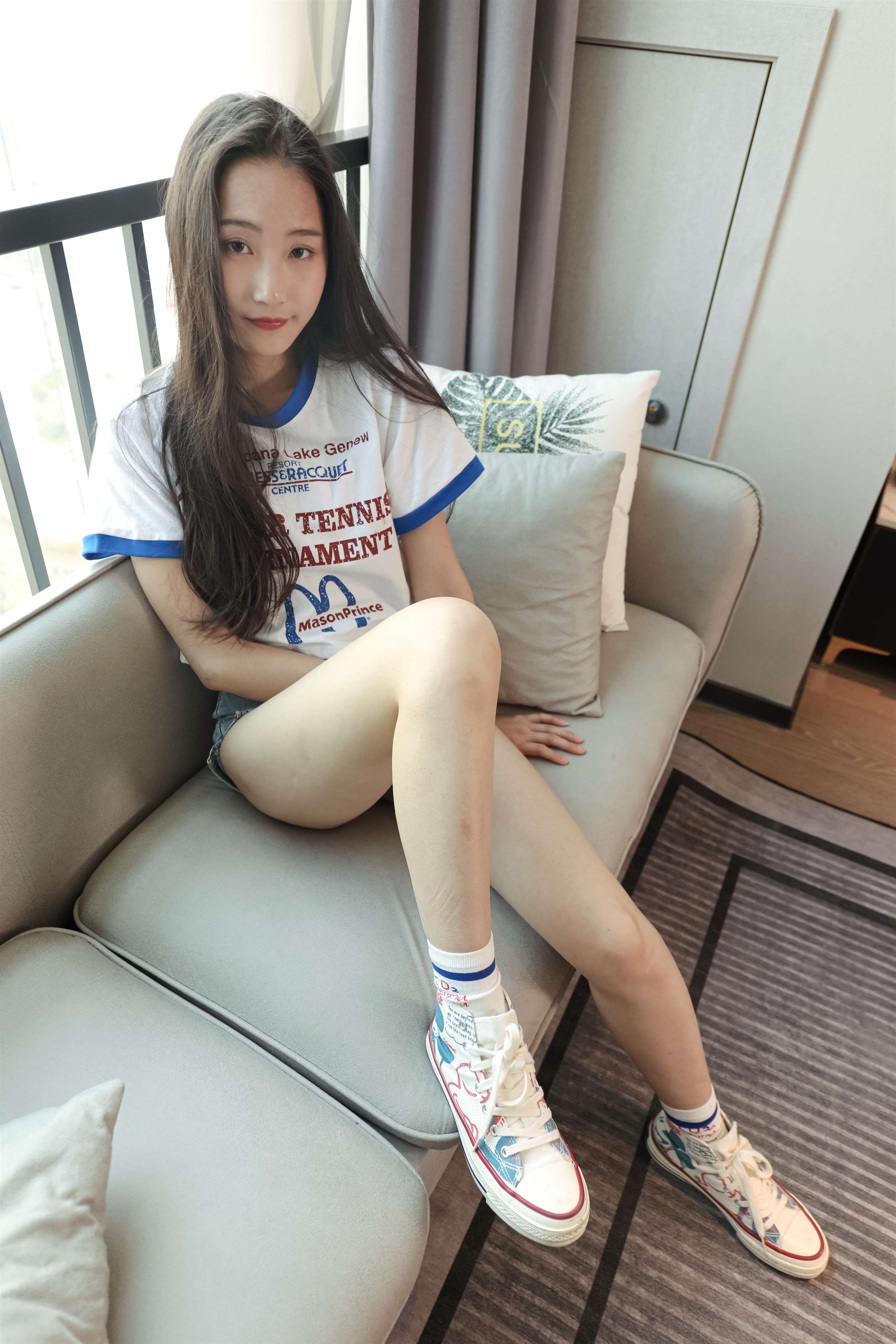 《热裤の脏白袜脚【套图+视频1个】》作品图