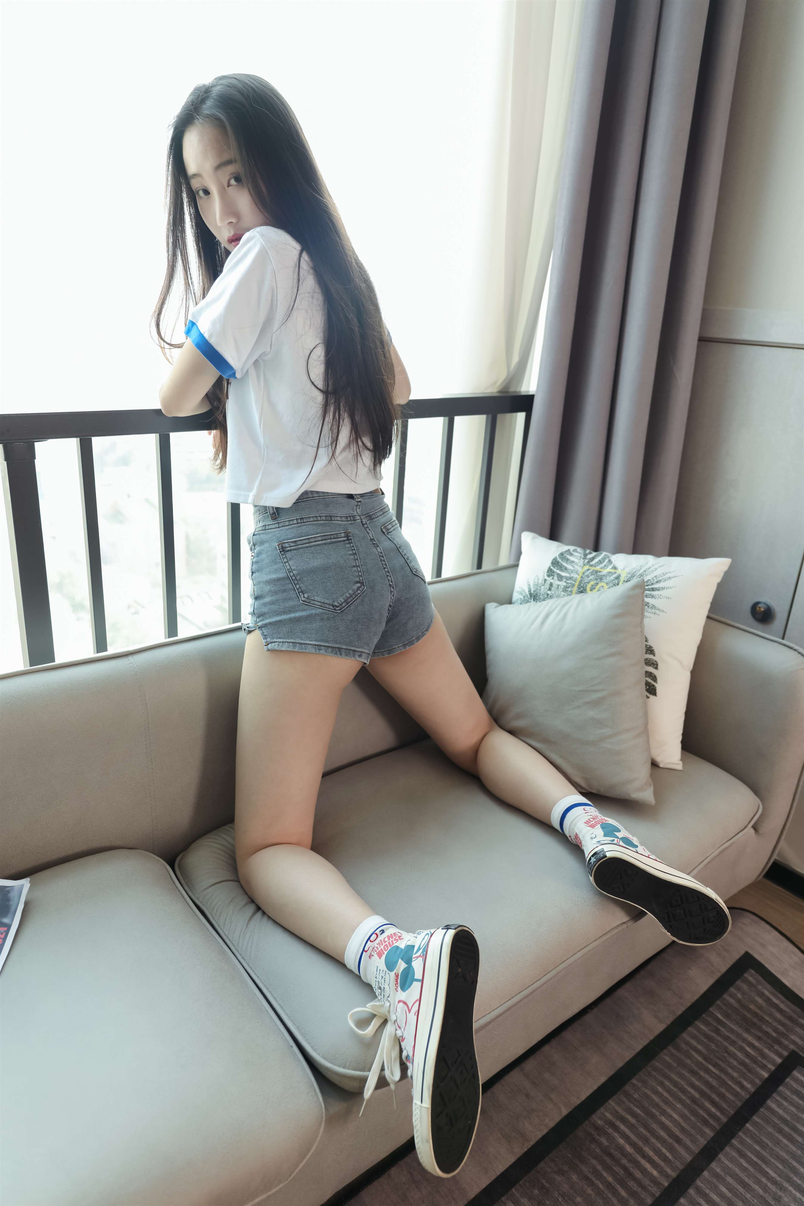 《热裤の脏白袜脚【套图+视频1个】》作品图