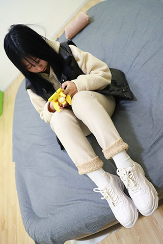 运动鞋の白棉袜脚