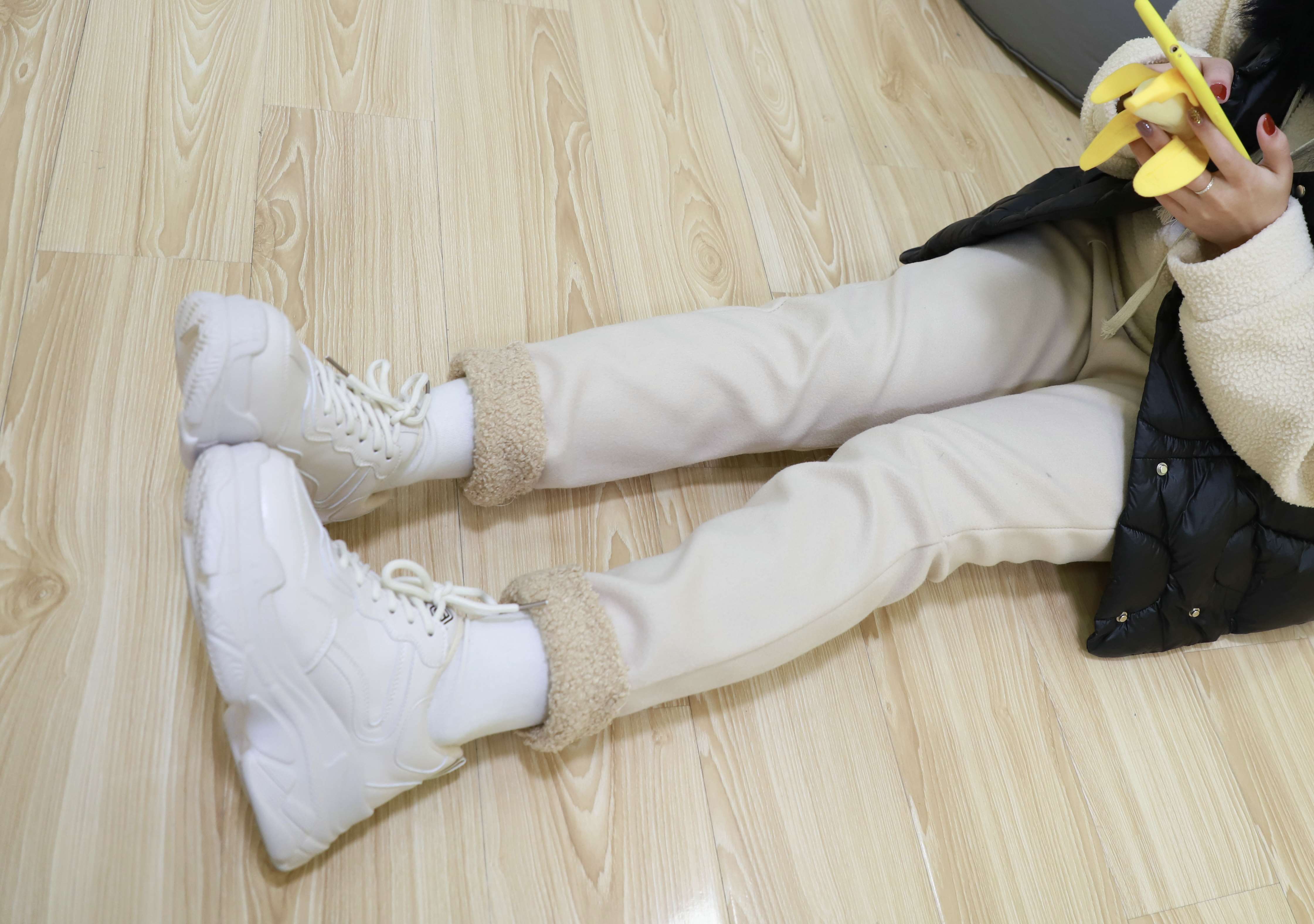 《运动鞋の白棉袜脚》作品图