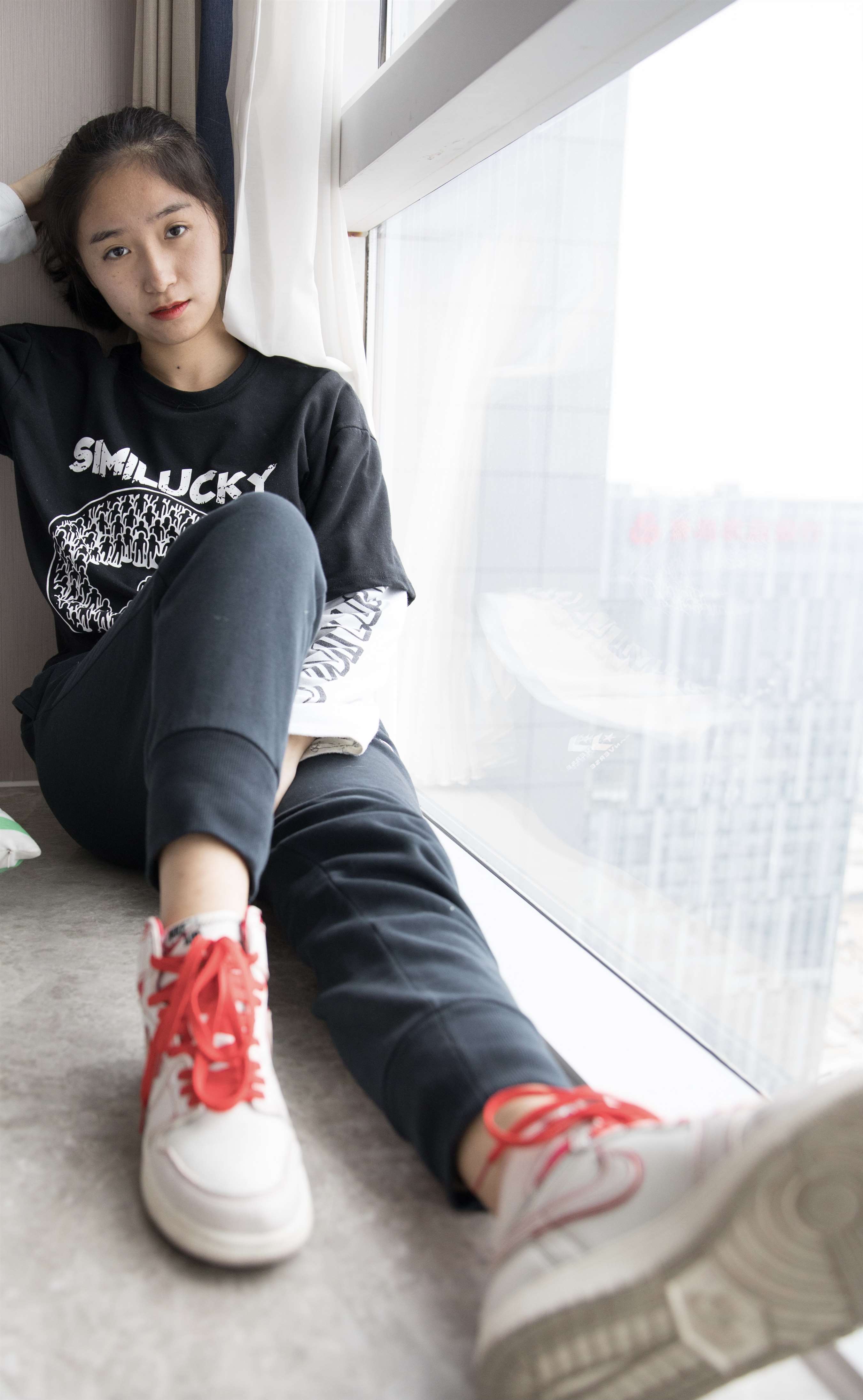 《球鞋の脏白棉袜脚【套图+视频1个】》作品图