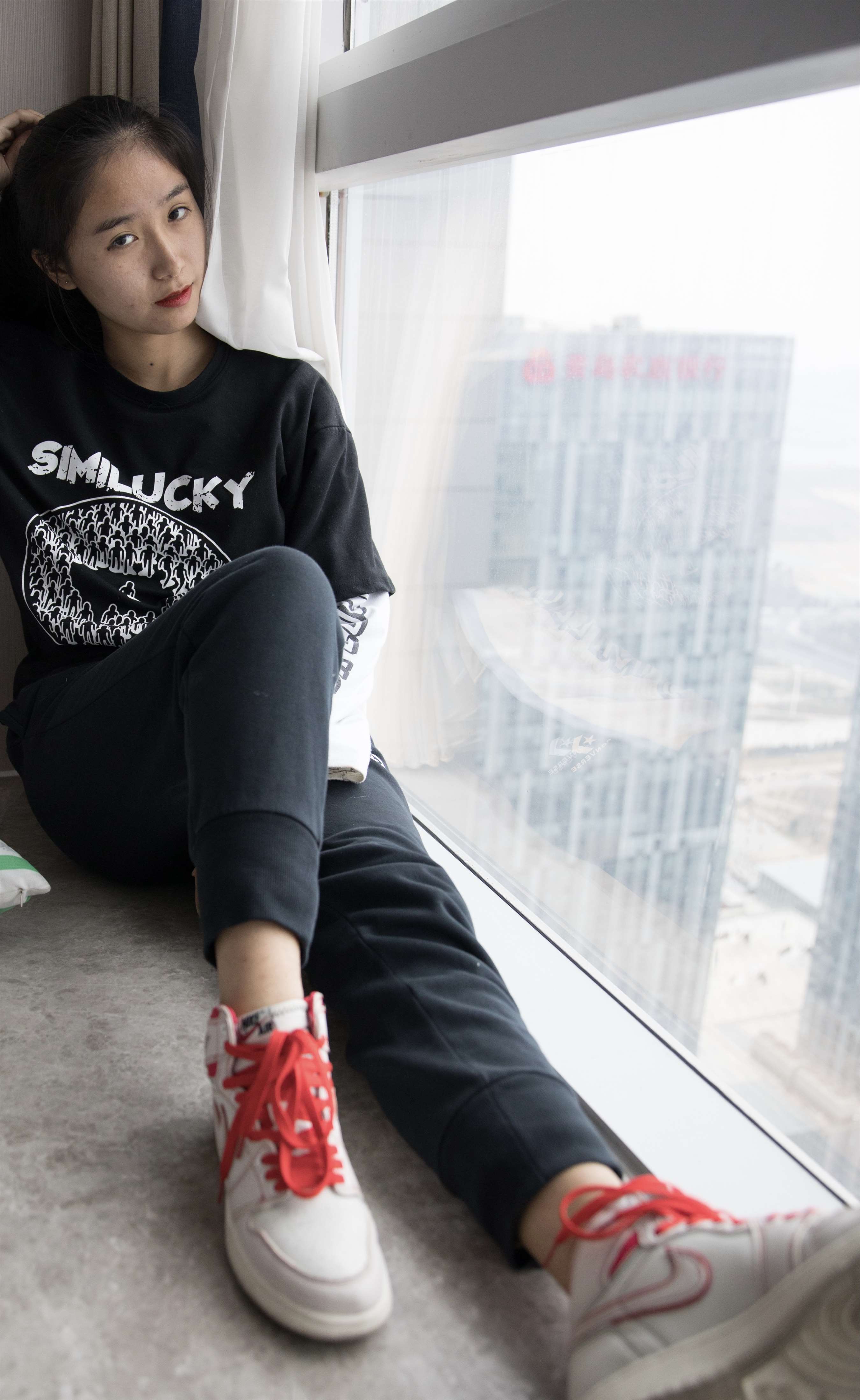 《球鞋の脏白棉袜脚【套图+视频1个】》作品图