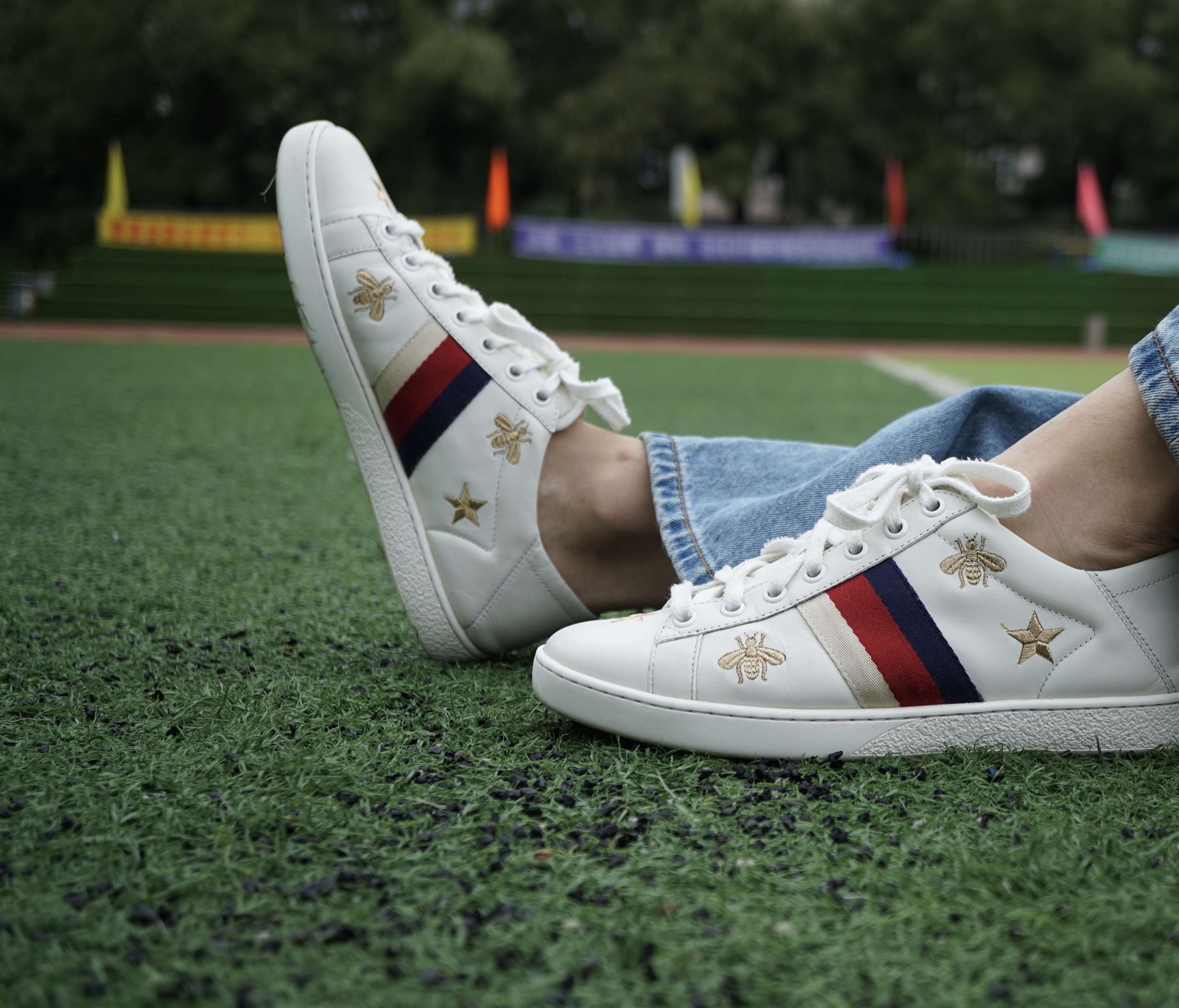 《操场学姐卷裤脚拍摄》作品图