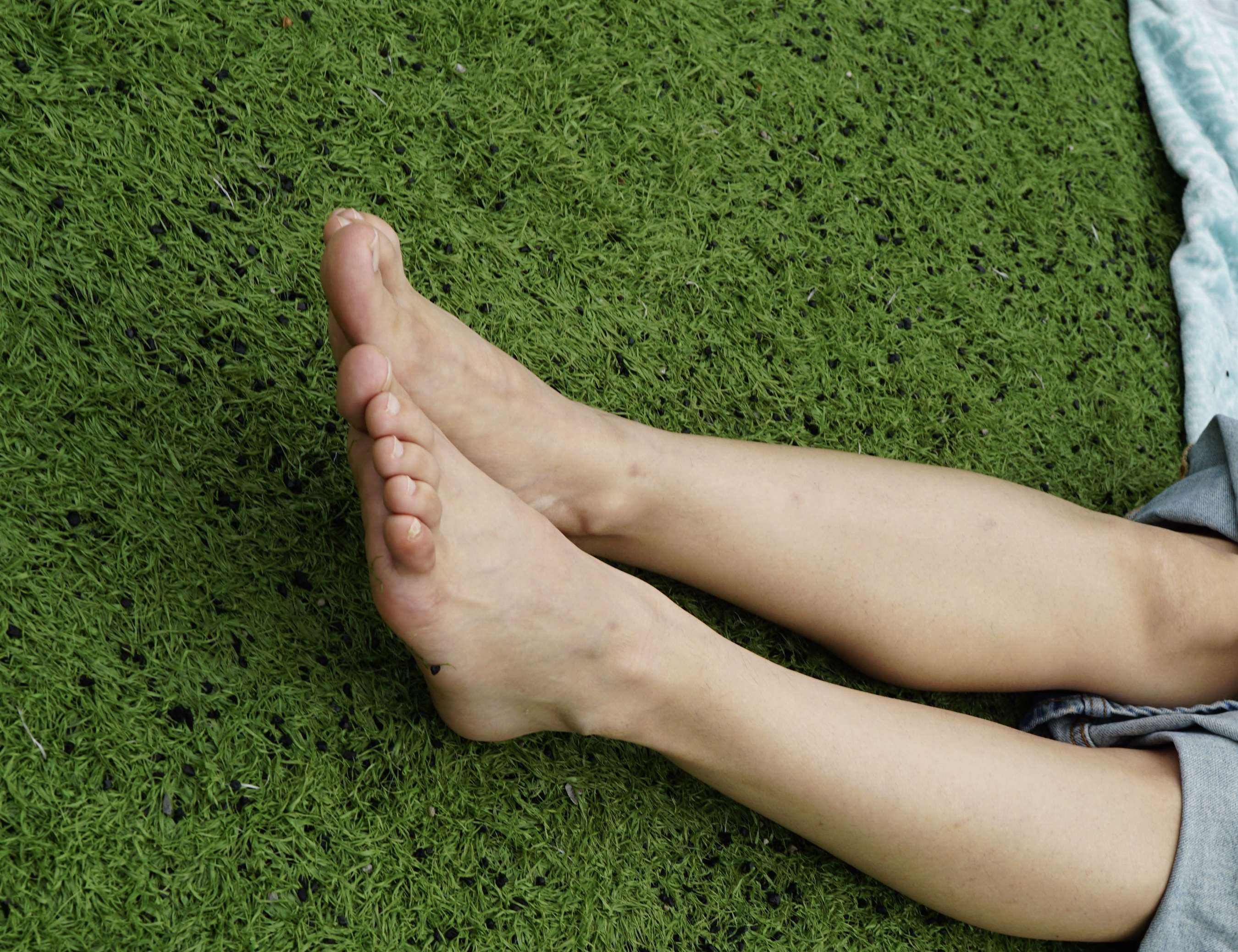 《操场学姐卷裤脚拍摄》作品图