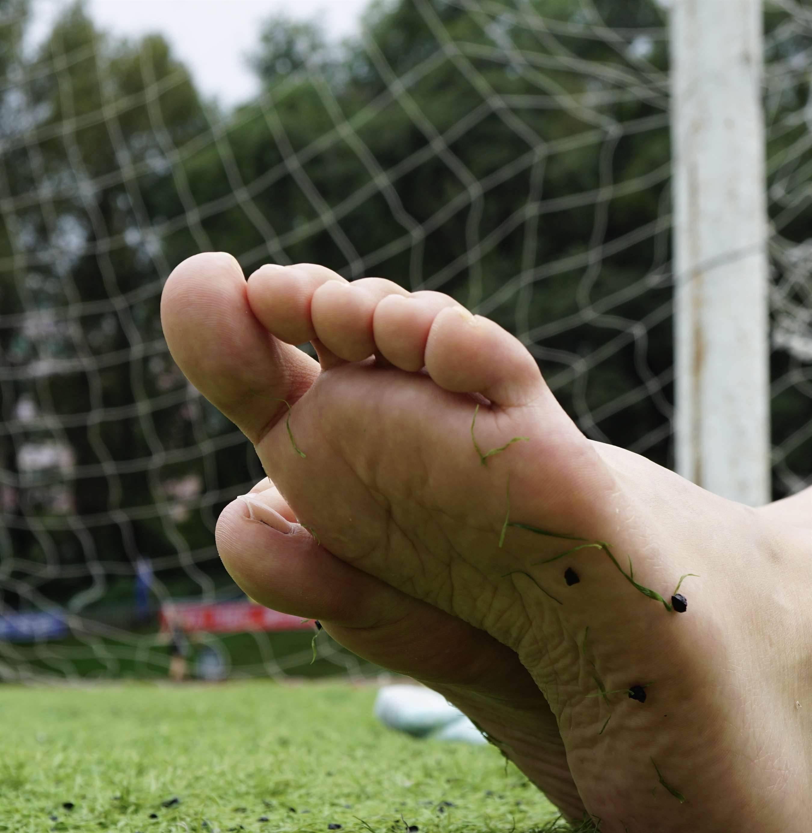 《操场学姐卷裤脚拍摄》作品图