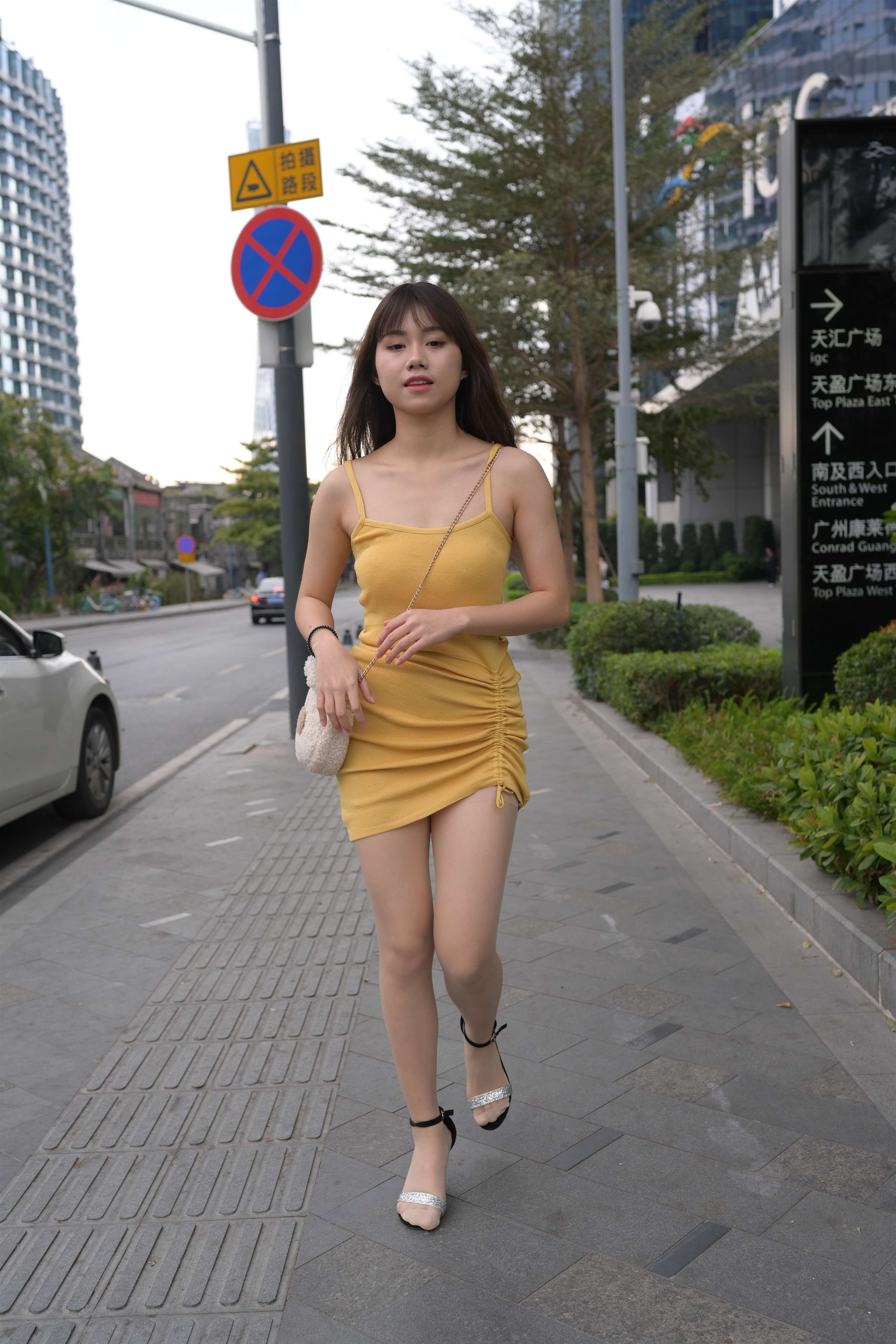 《黄色吊带高跟の丝足少女》作品图