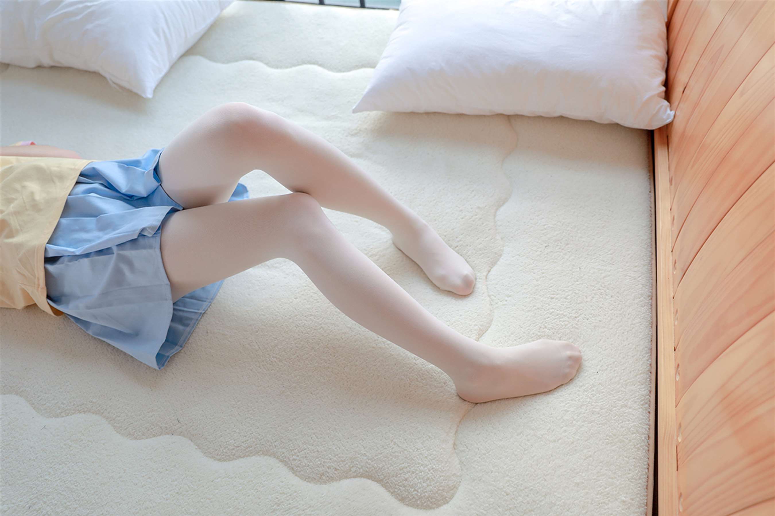 《黄帽の白丝脚丫》作品图