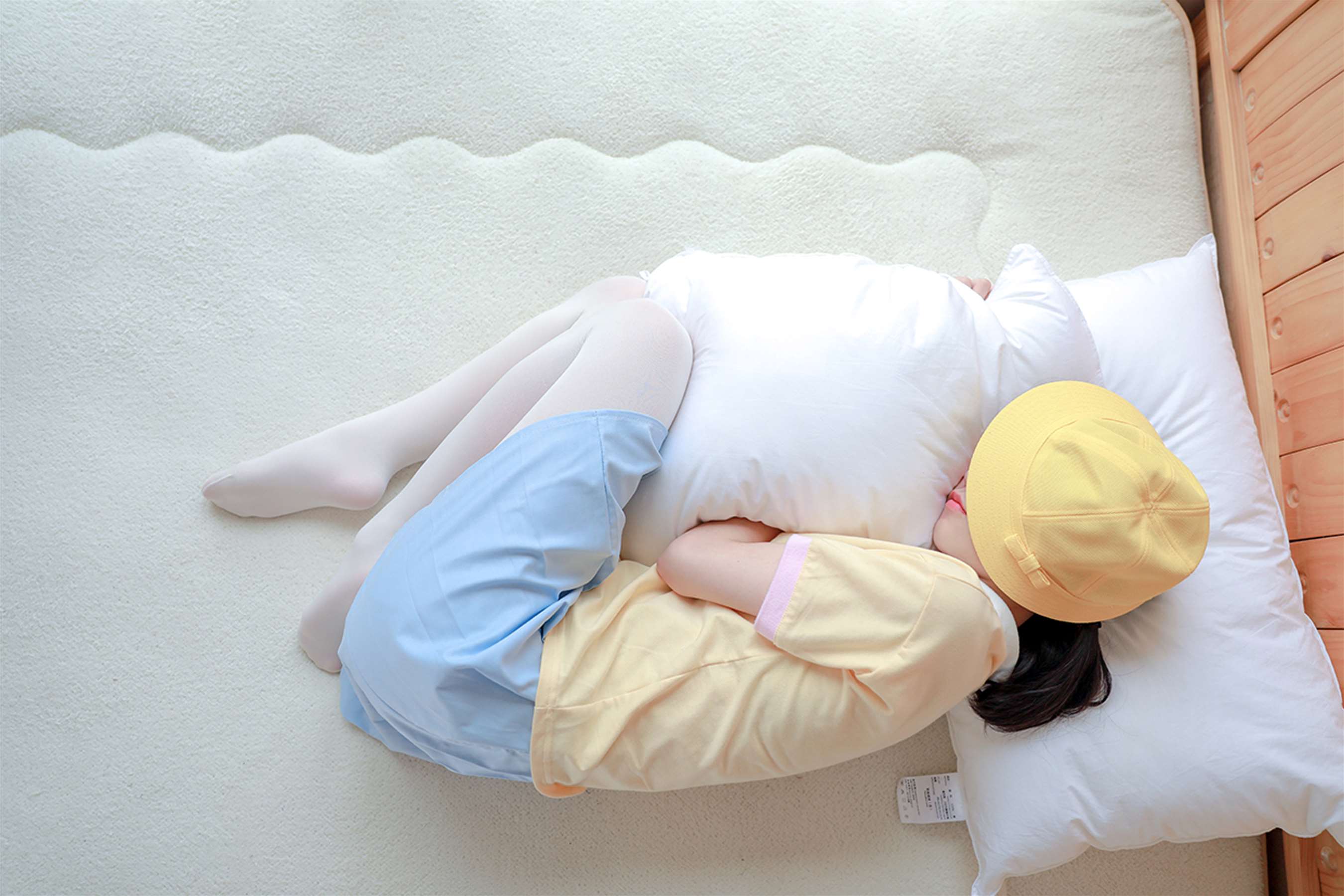 《黄帽の白丝脚丫》作品图