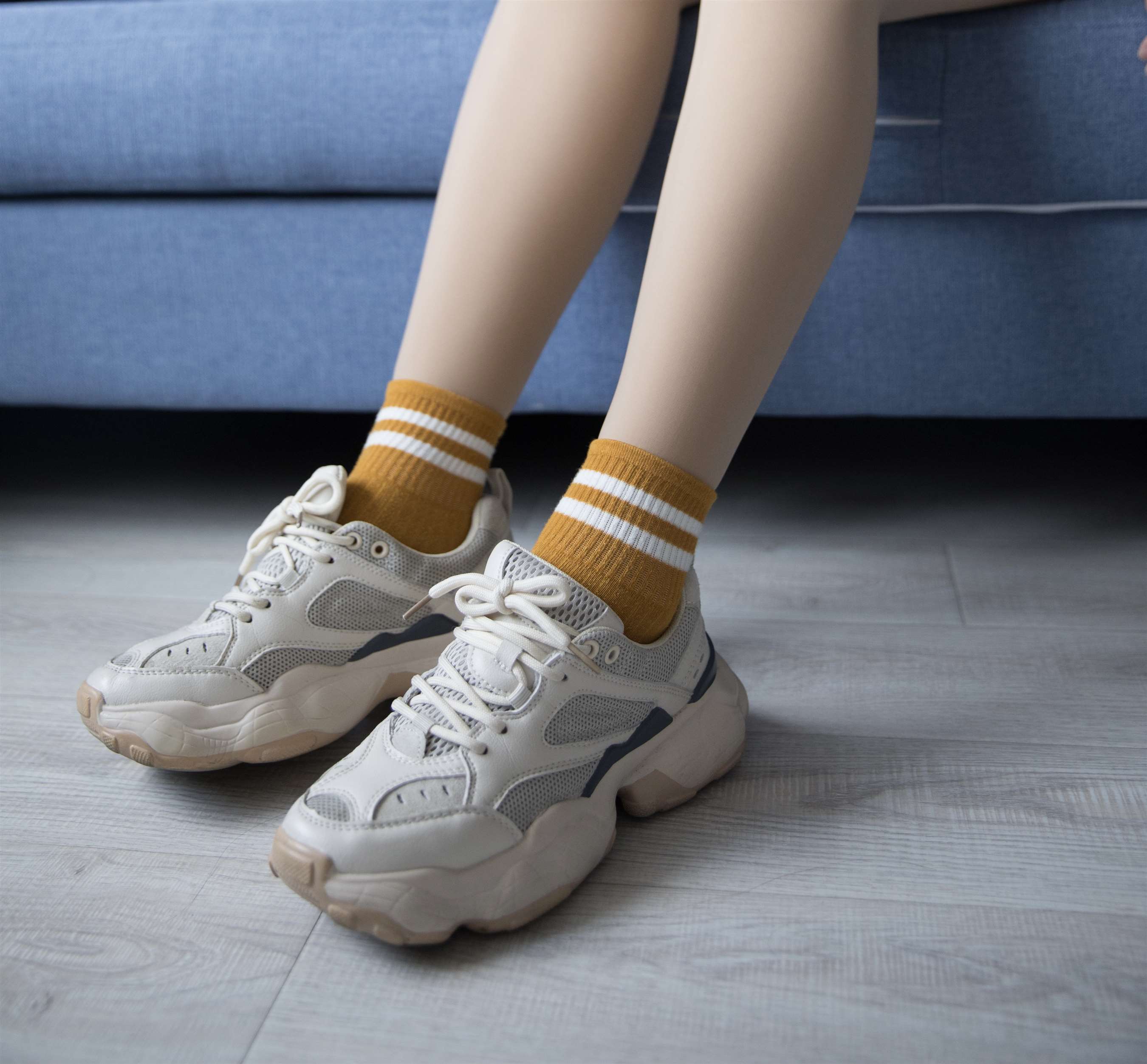 《小姐姐棉套丝脚丫【套图+视频1个】》作品图