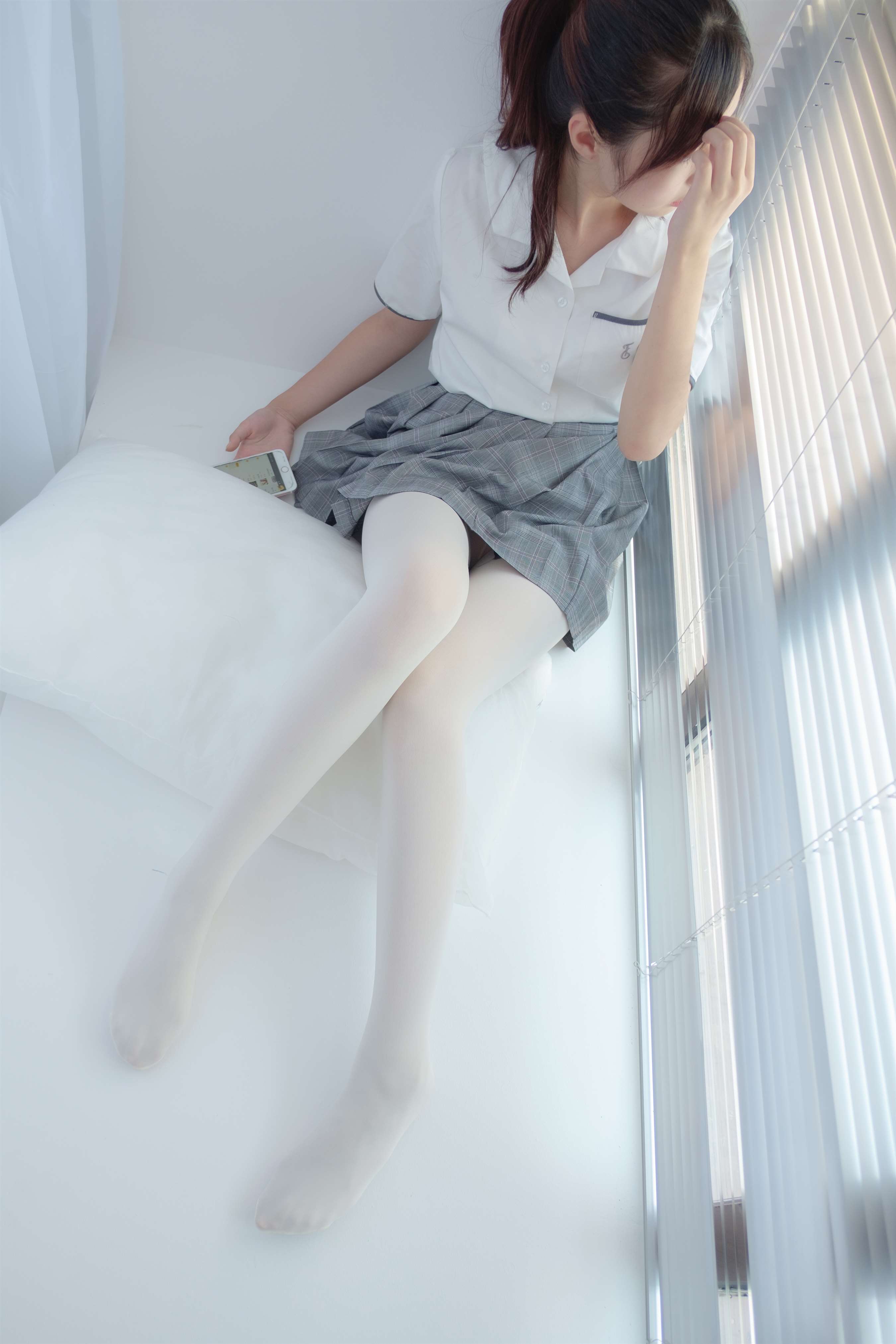 《白丝玩球》作品图