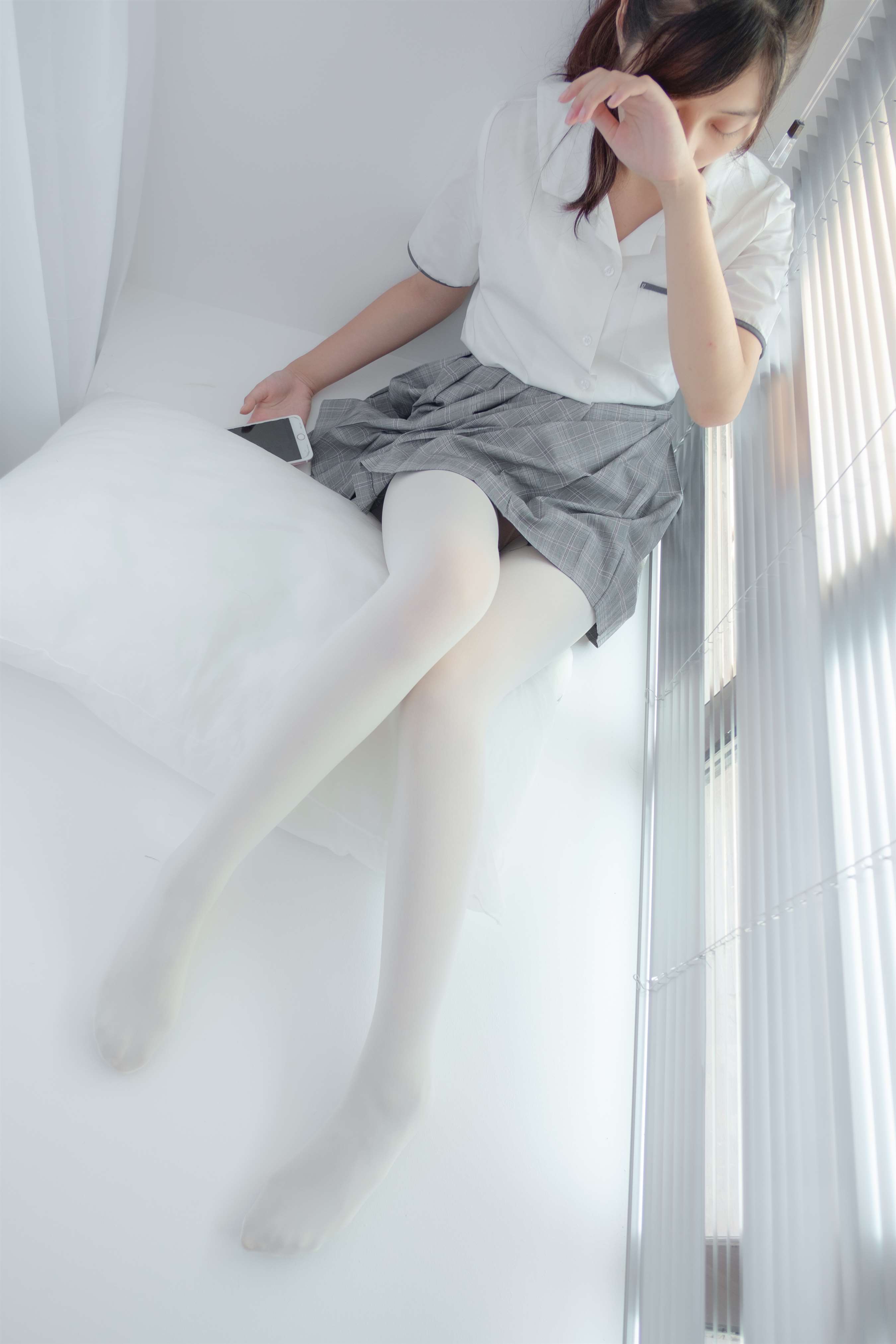 《白丝玩球》作品图