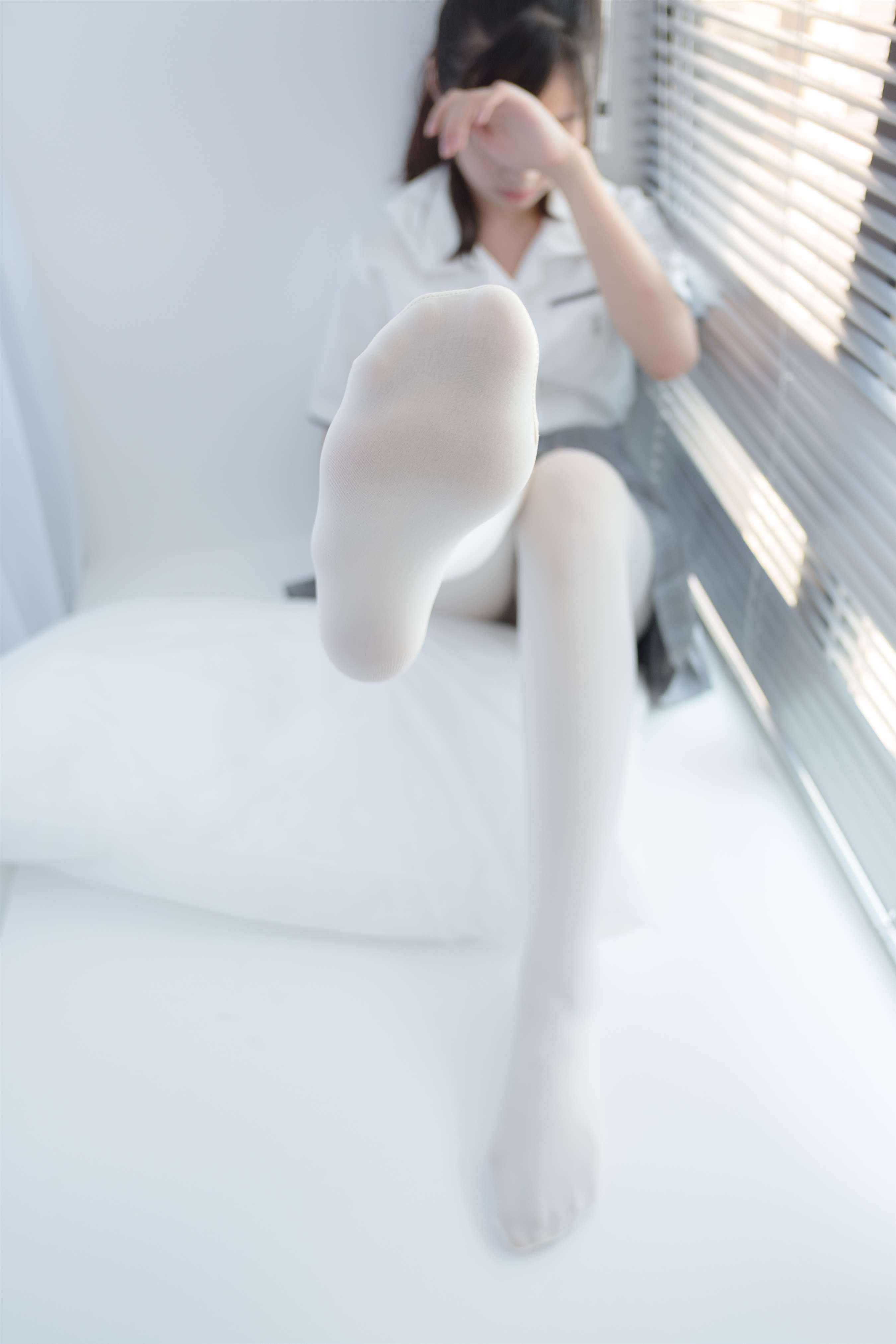 《白丝玩球》作品图