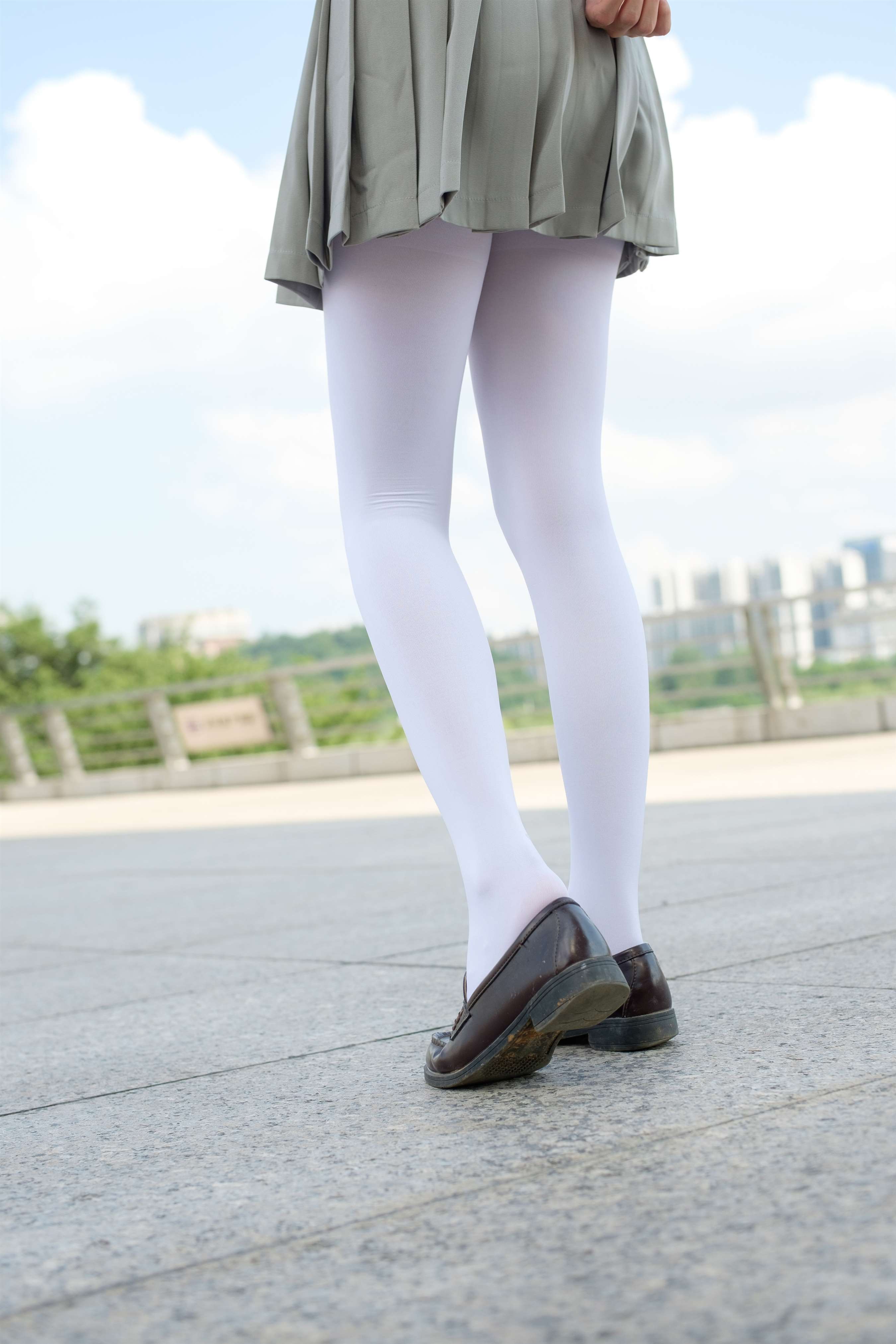 《JK制服の皮鞋白丝脚丫》作品图