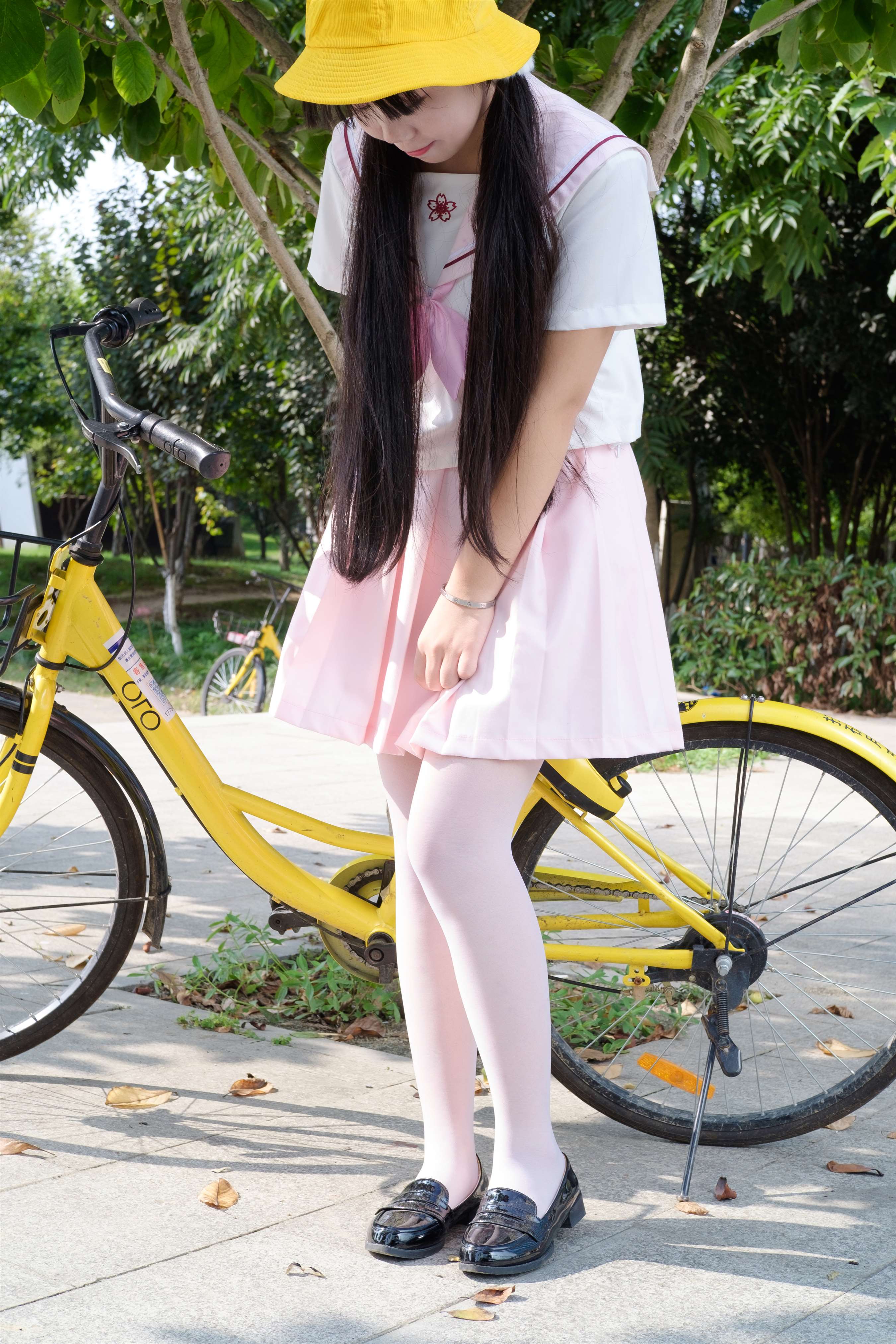 《黄帽少女白丝脚丫》作品图