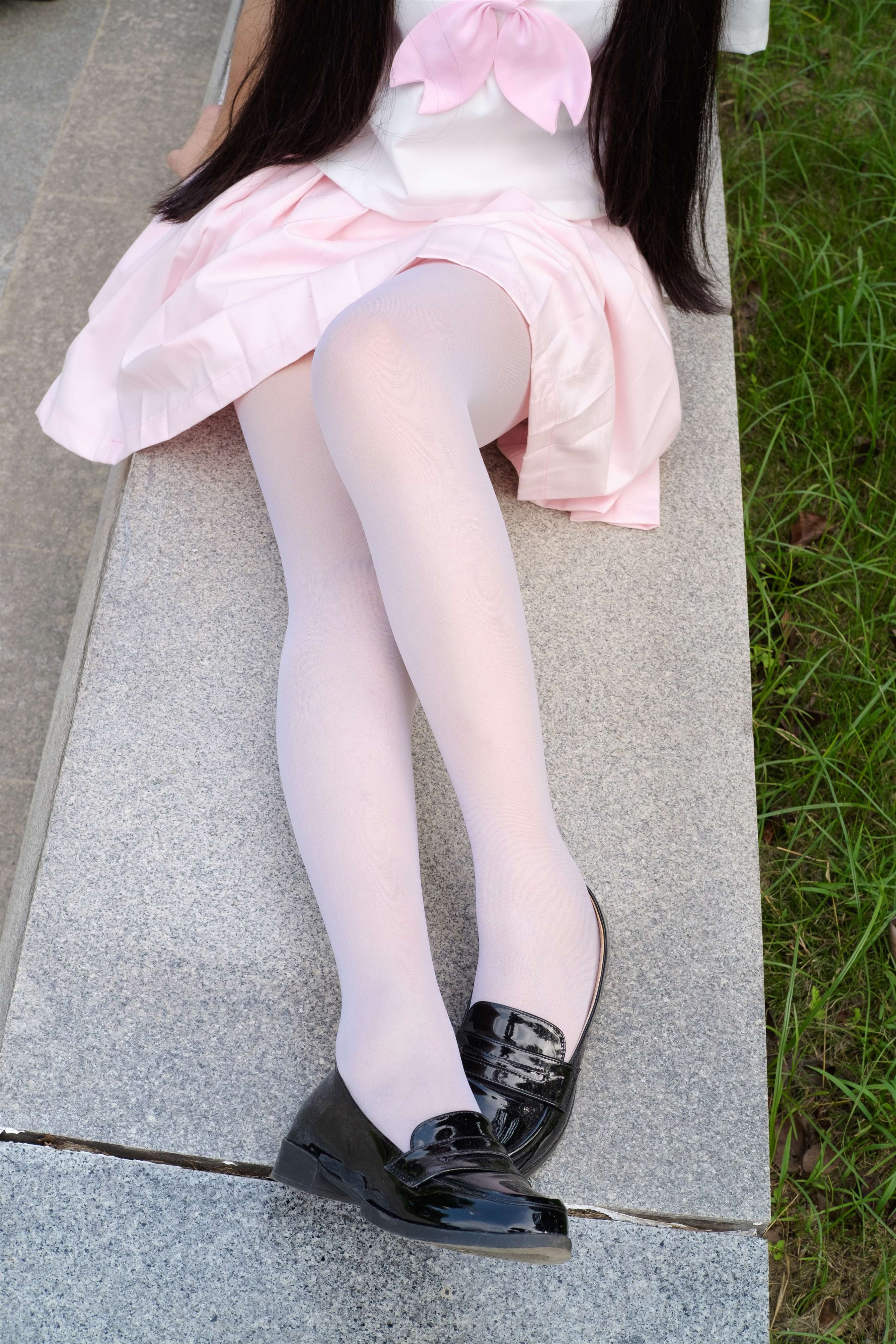 《黄帽少女白丝脚丫》作品图