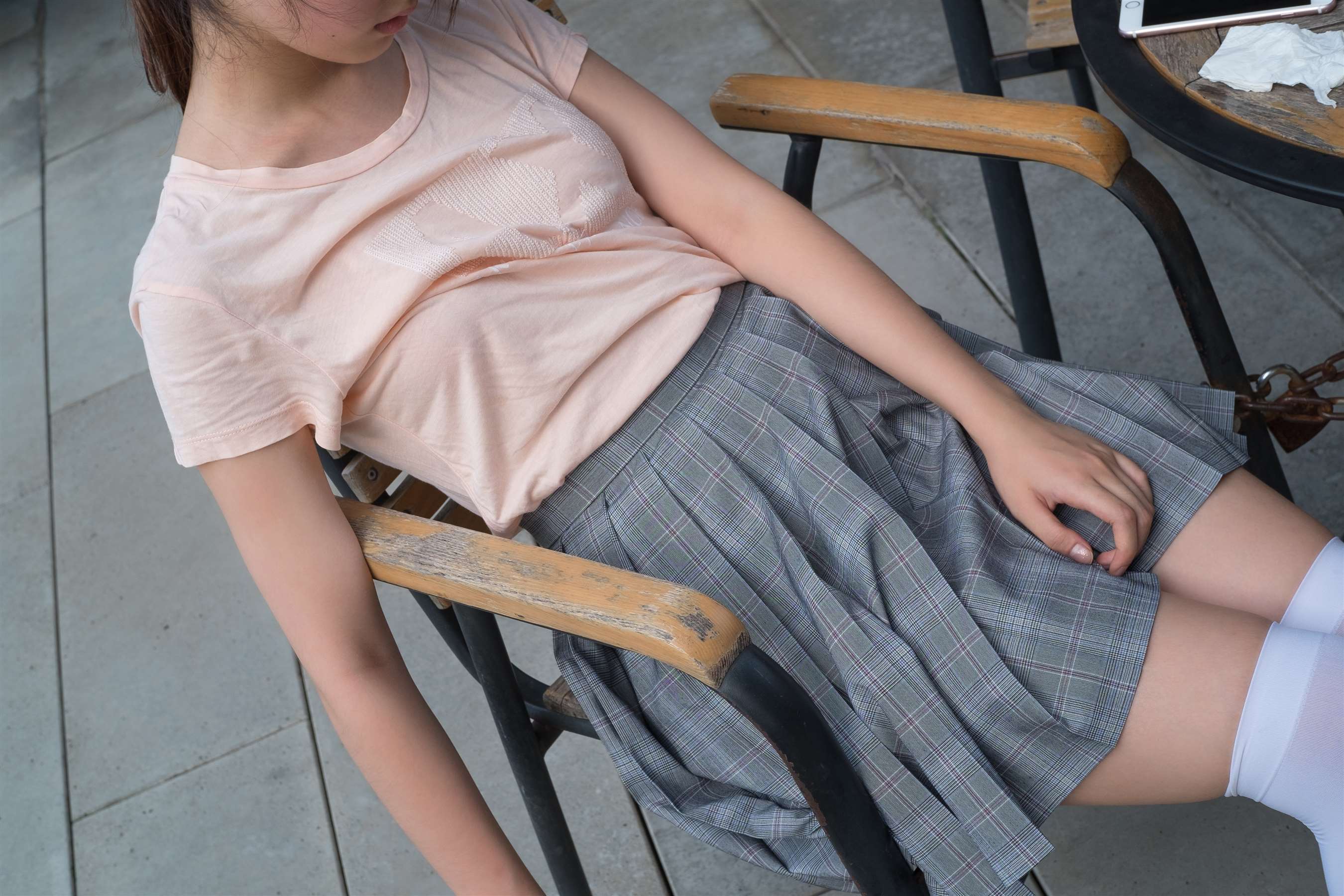 《湖边yue拍白丝少女》作品图