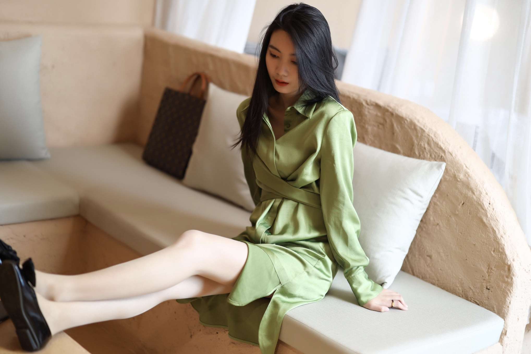 《绿色连衣裙の高跟丝足》作品图