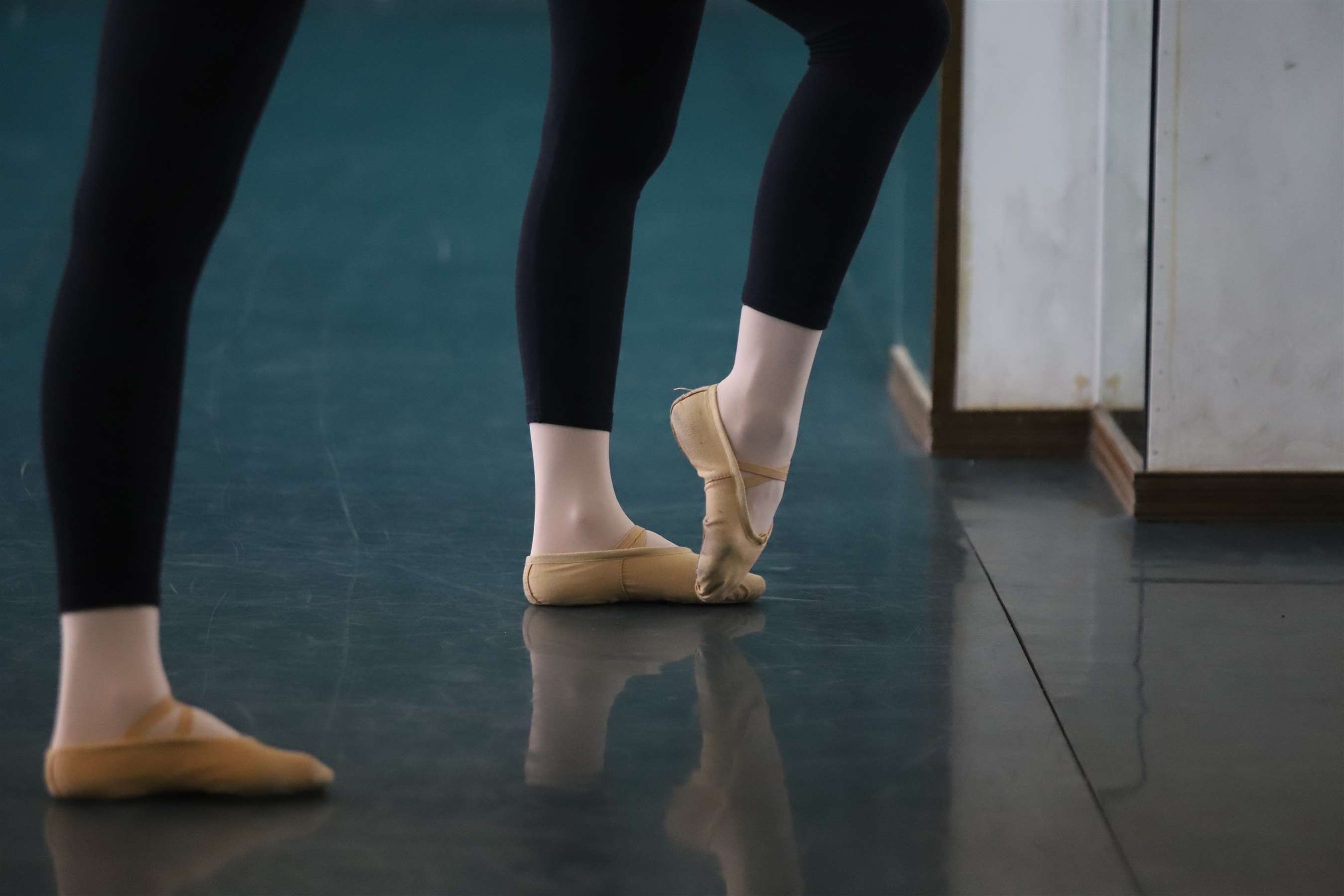 《和闺蜜一起练舞上【套图+视频4个】》作品图