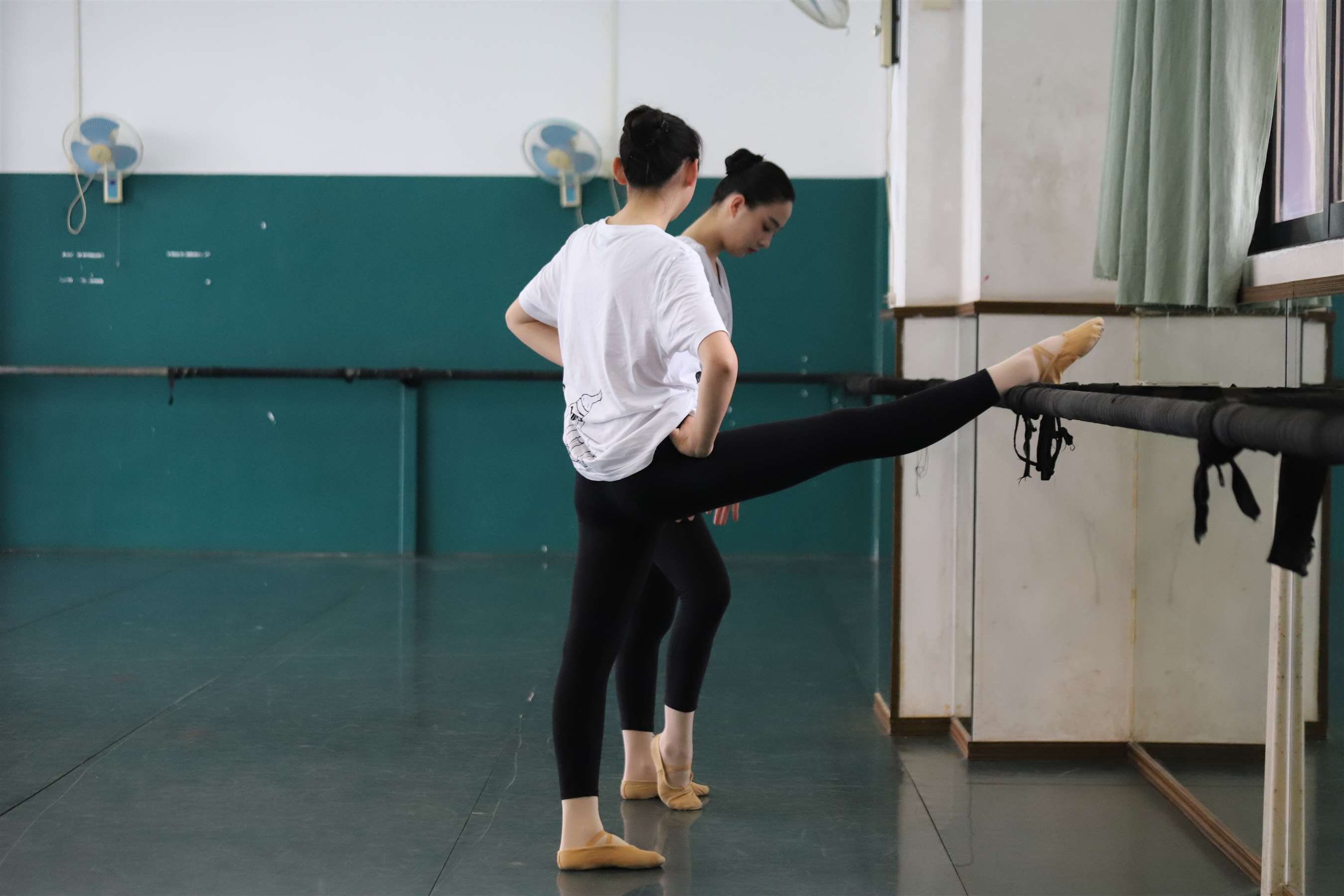 《和闺蜜一起练舞上【套图+视频4个】》作品图