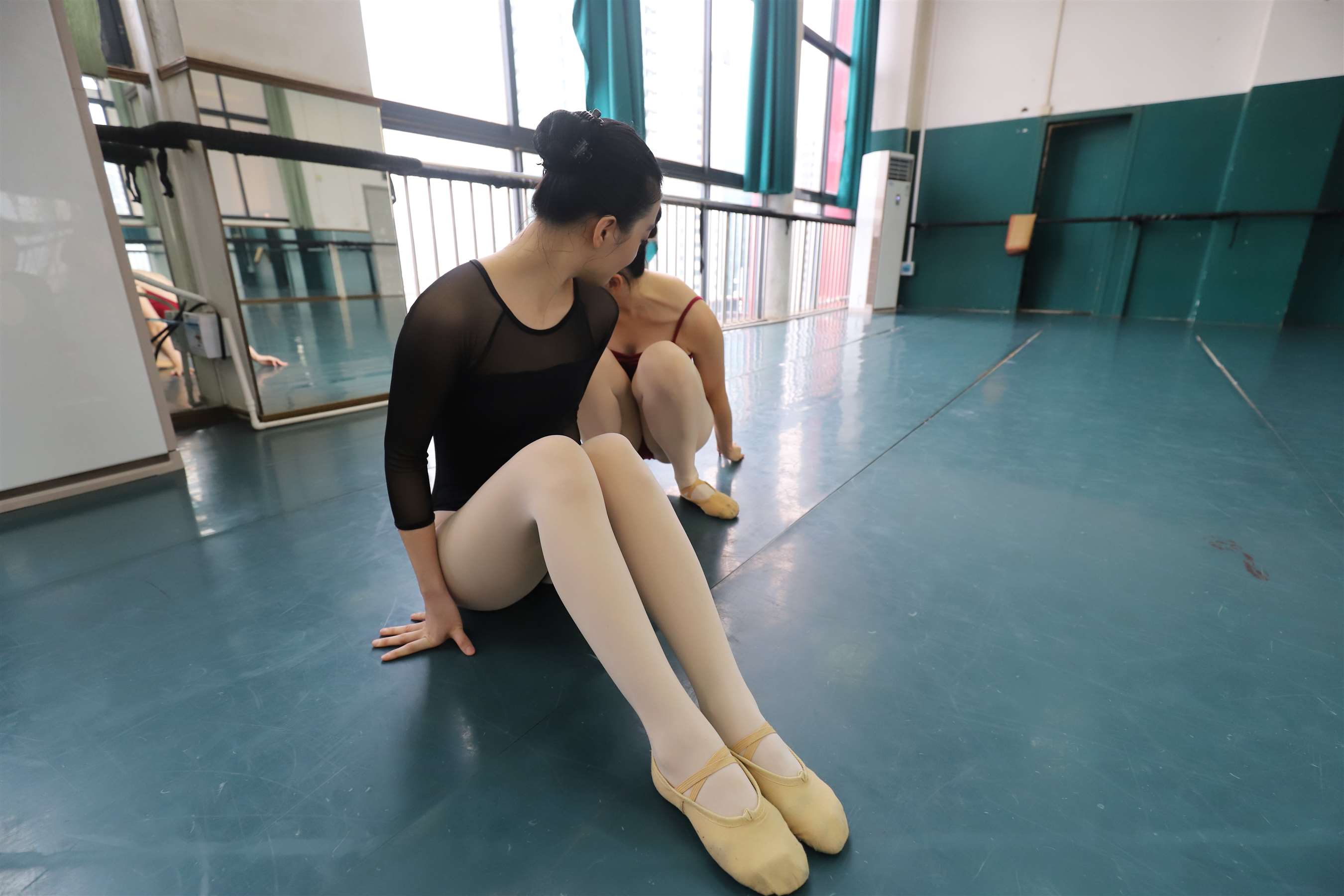 《和闺蜜一起练舞下【套图+视频4个】》作品图