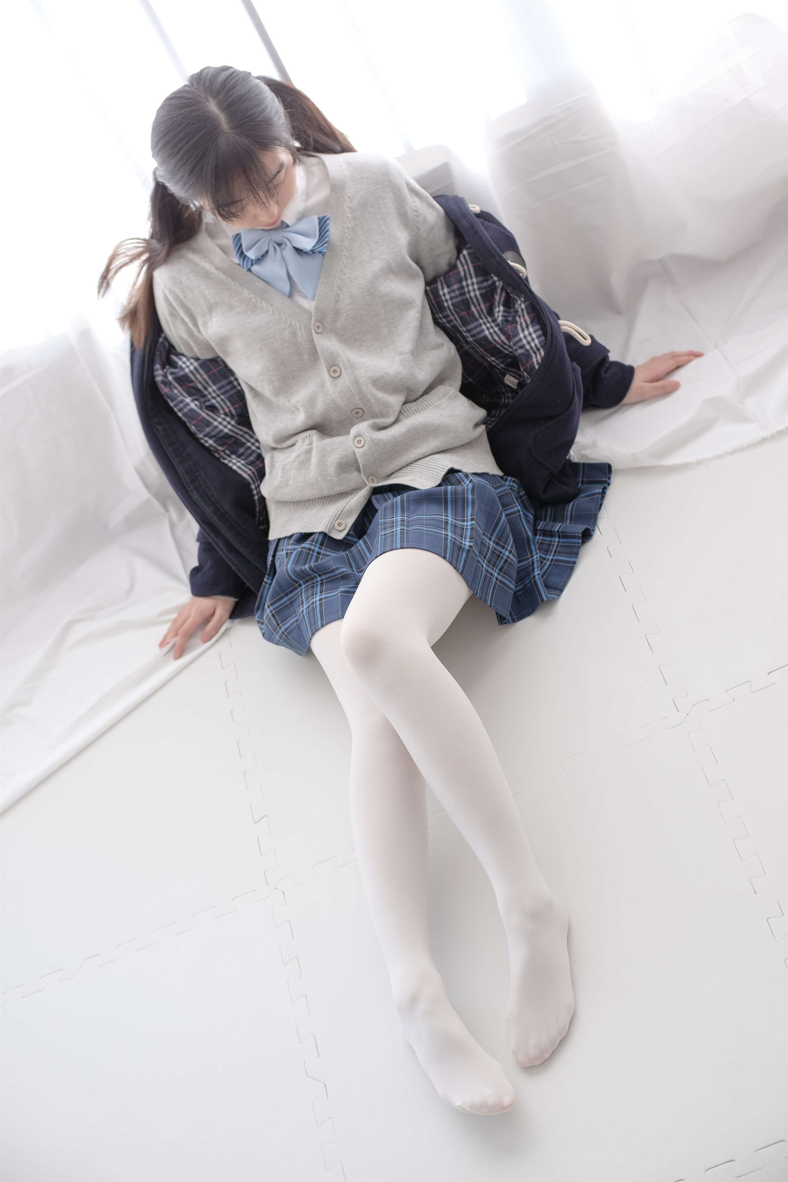 《衬衣皮鞋の白丝脚丫》作品图