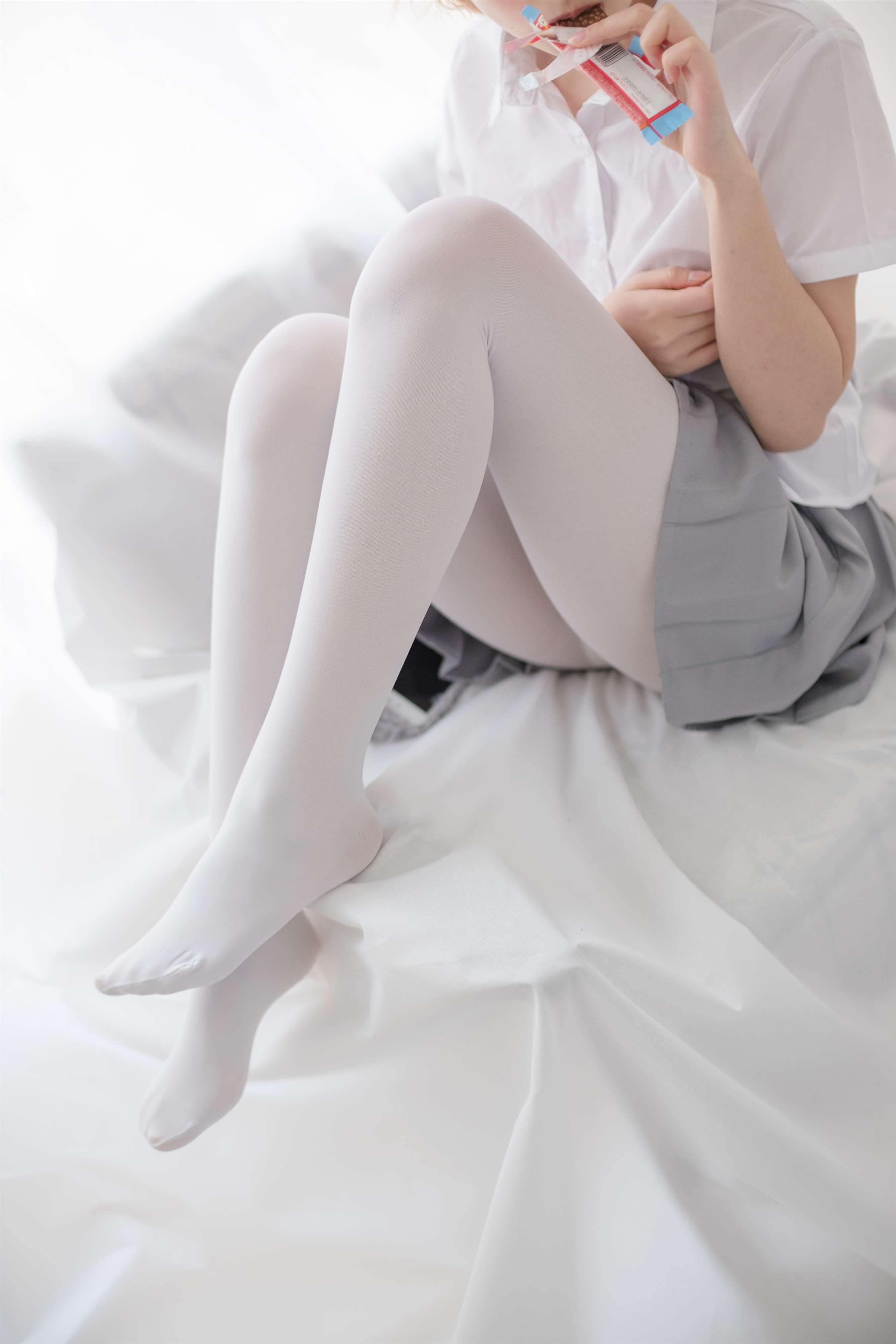 《白色空间の白色脚丫》作品图