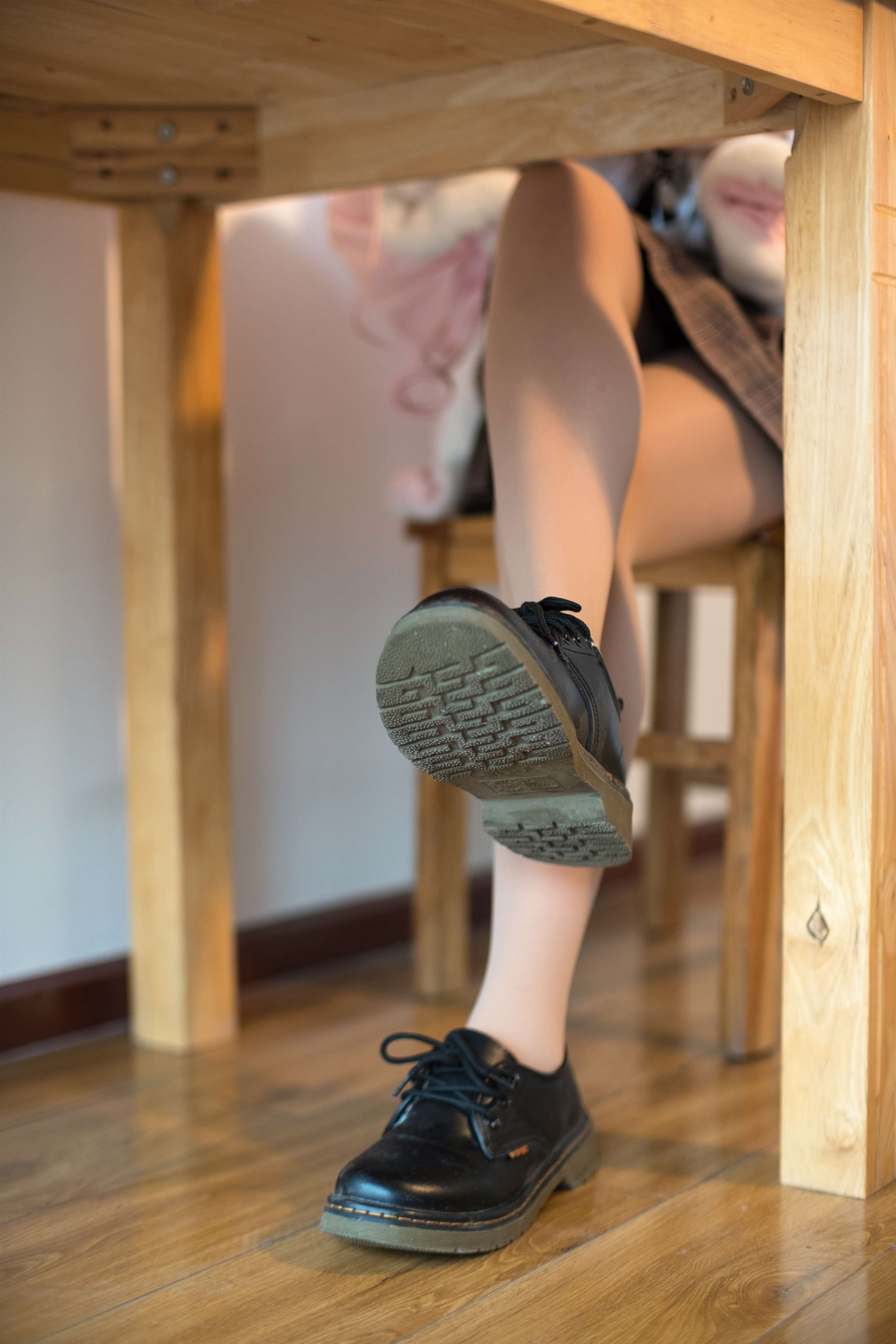 《丝袜脚穿拖鞋》作品图